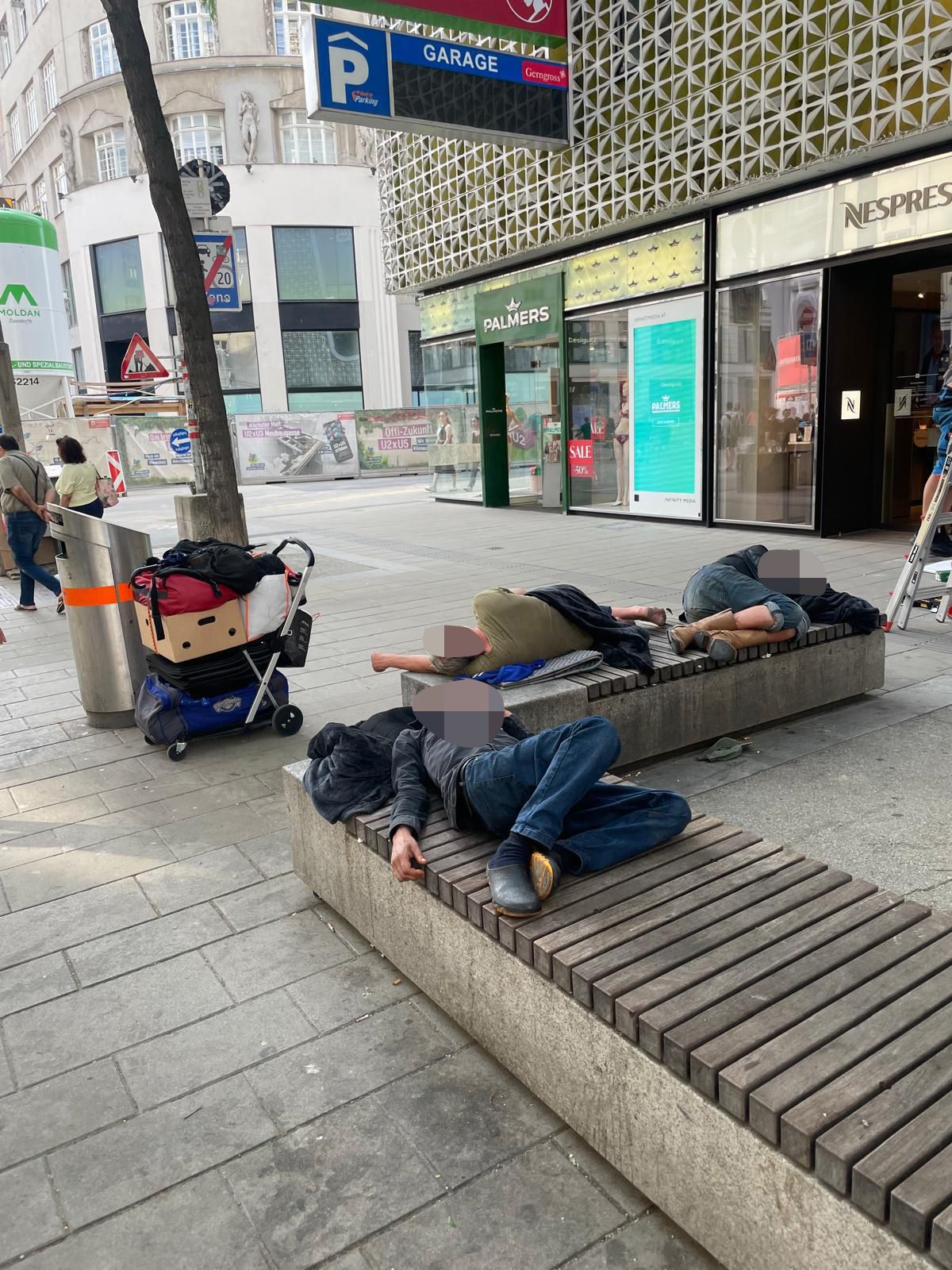 Schon tagsüber schlafen Obdachlose trotz Hitze auf den Bänken auf der Wiener Mahü.