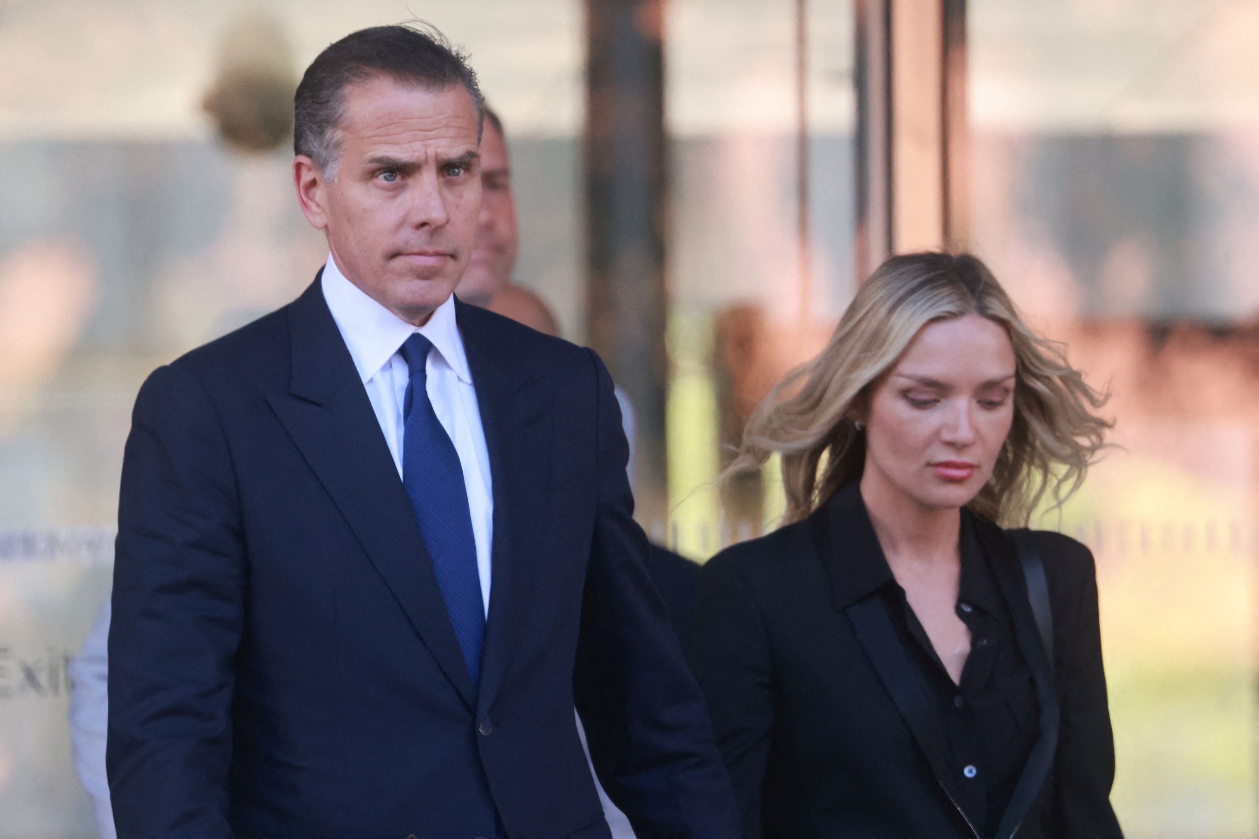Nach dem überraschenden Schuldeingeständnis verlassen Präsidentensohn Hunter Biden und seine Frau Melissa das Gericht.