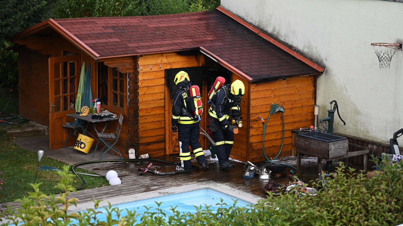 Poolhaus in NÖ beginnt plötzlich zu brennen