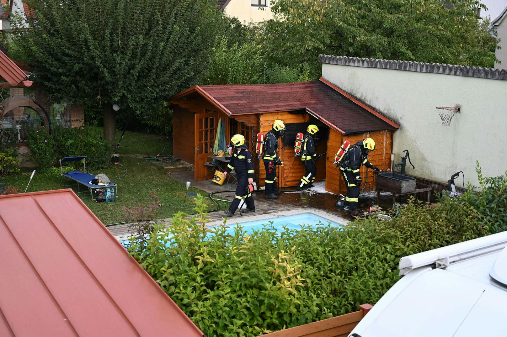 Mit schwerem Atemschutz wurde der Brand eines Poolhauses in Ober-Grafendorf bekämpft und konnte schnell gelöscht werden.