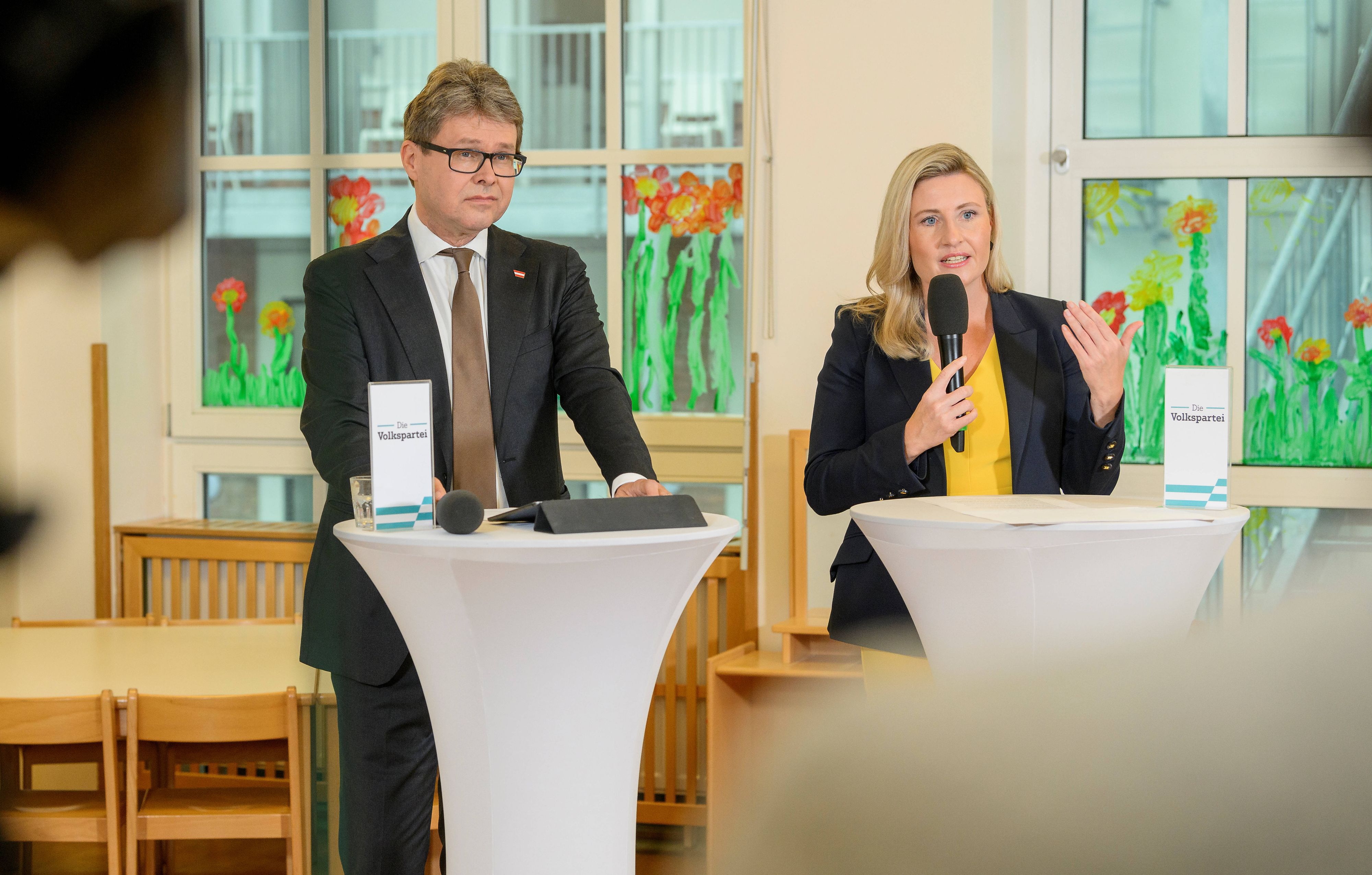 Bildungsminister Martin Polaschek und Integrations- und Frauenministerin Susanne Raab bei einer Pressekonferenz der ÖVP zum Thema 