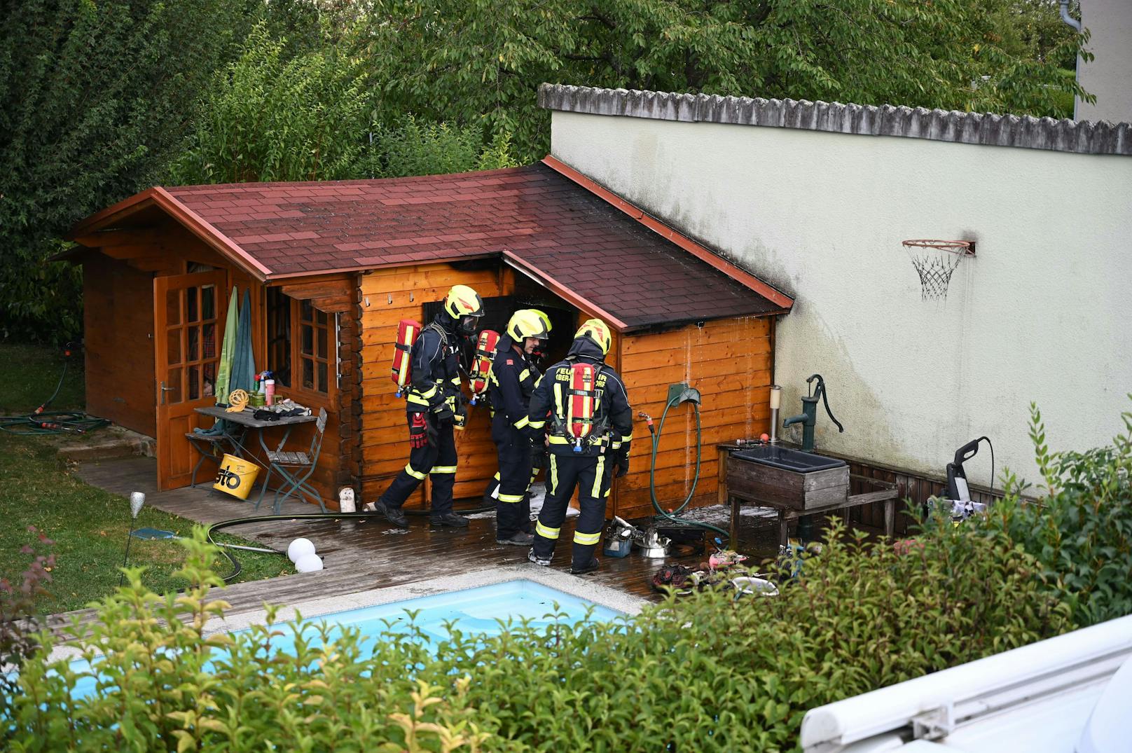 Mit schwerem Atemschutz wurde der Brand eines Poolhauses in Ober-Grafendorf bekämpft und konnte schnell gelöscht werden.