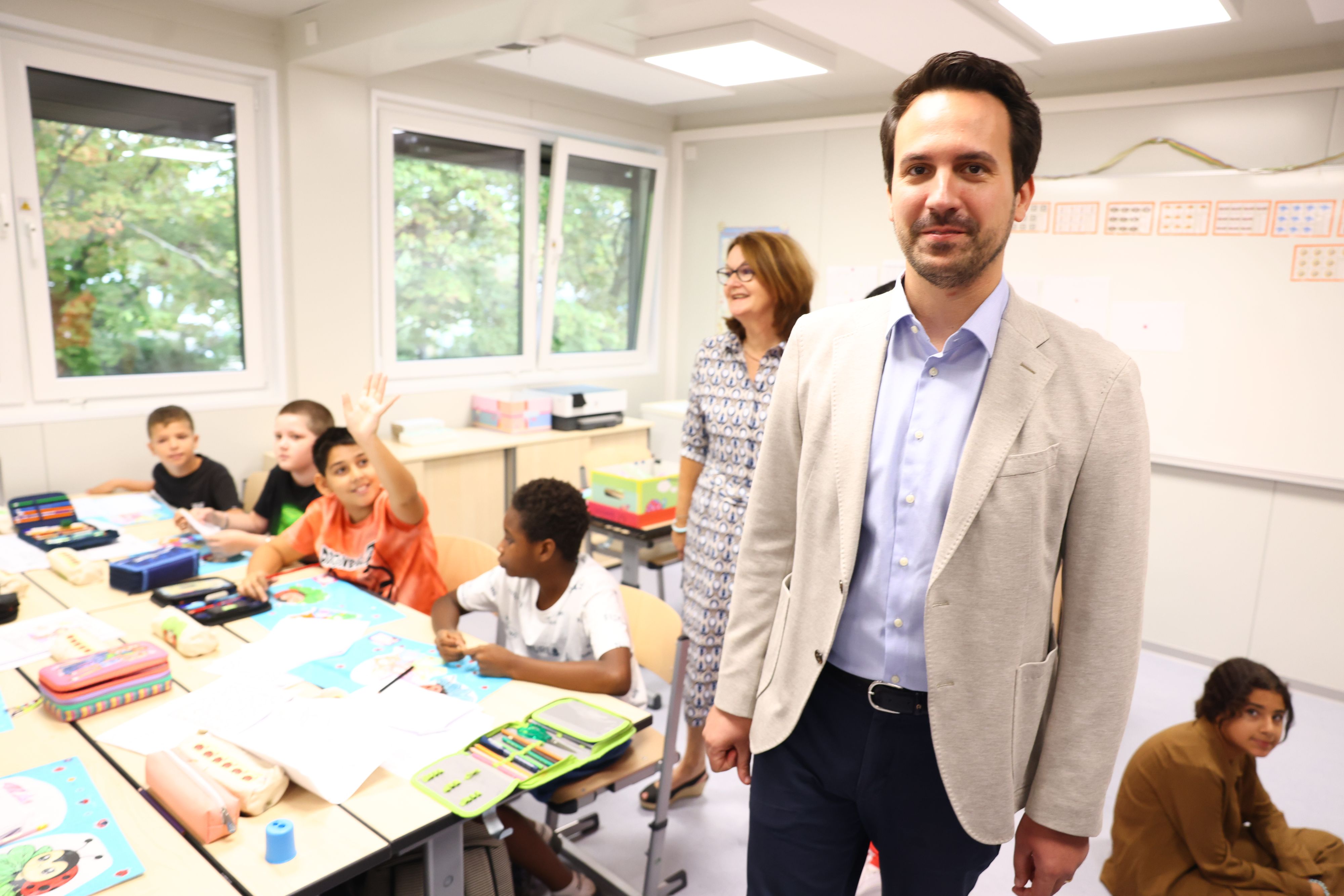 Bildungs-Stadtrat Christoph Wiederkehr spricht sich für ein Handy-Verbot an Volksschulen aus.