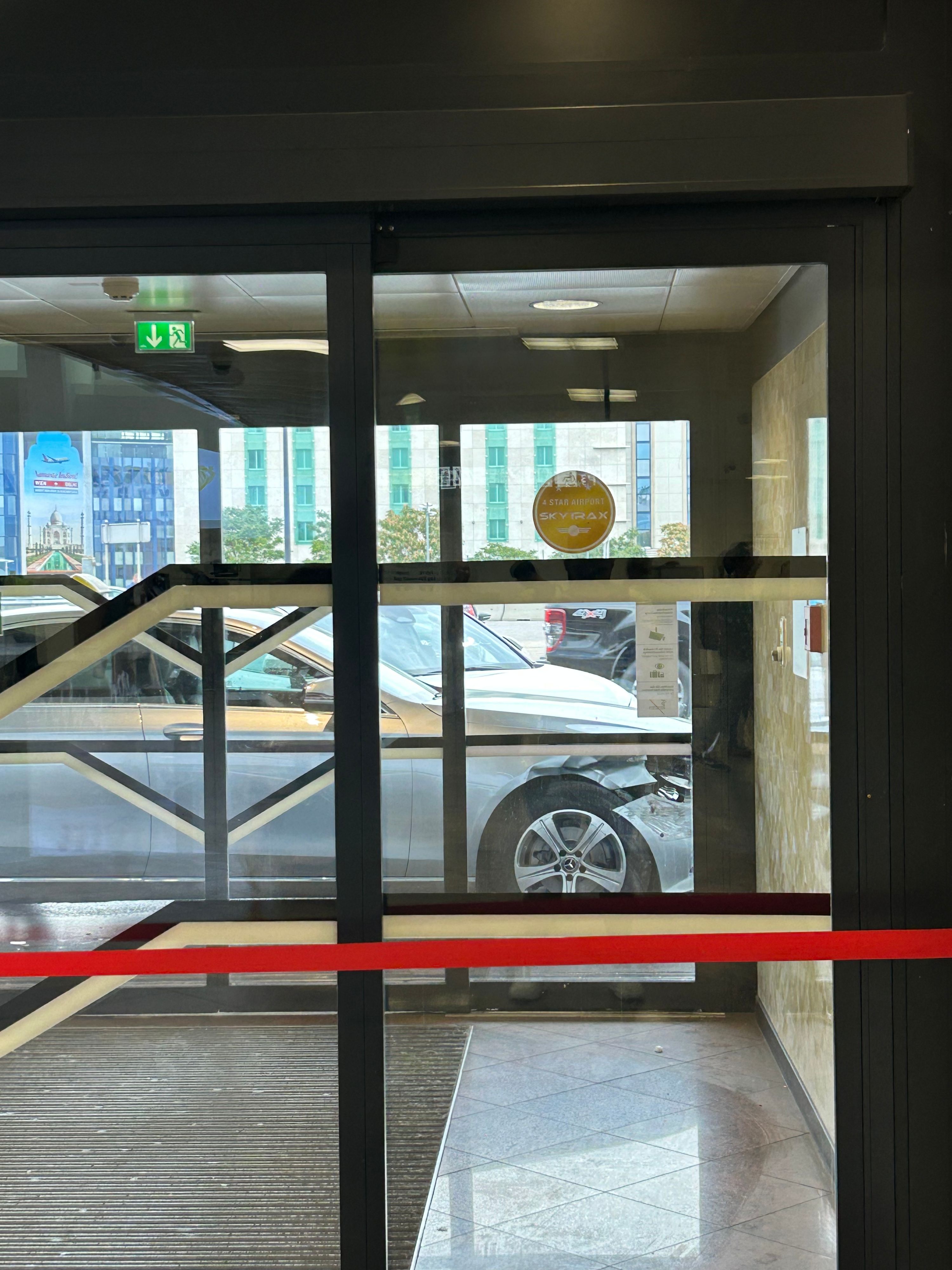 Der silberne Mercedes fuhr zwei Personen am Flughafen an.