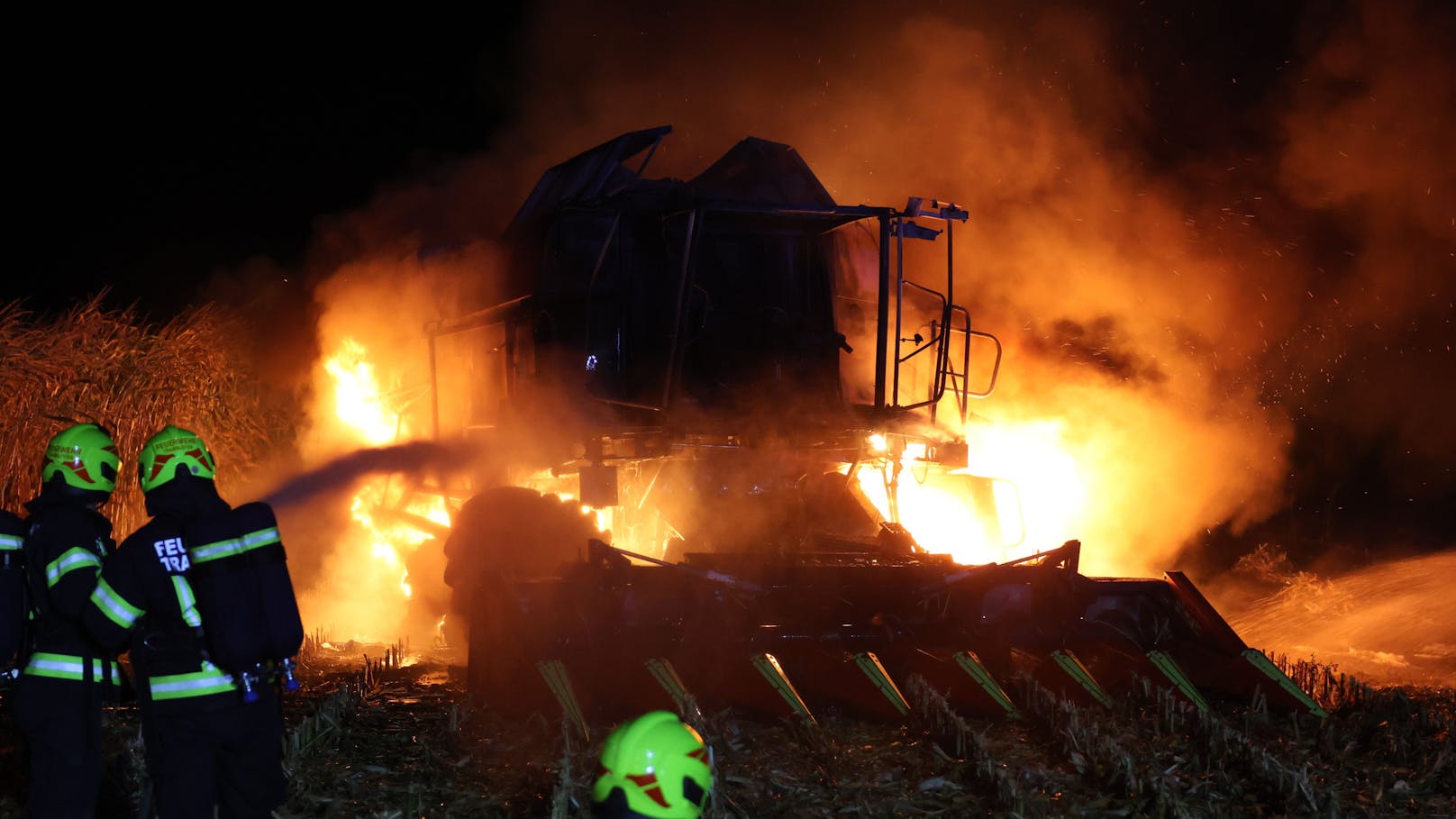 Mähdrescher geht bei Erntearbeiten in Flammen auf