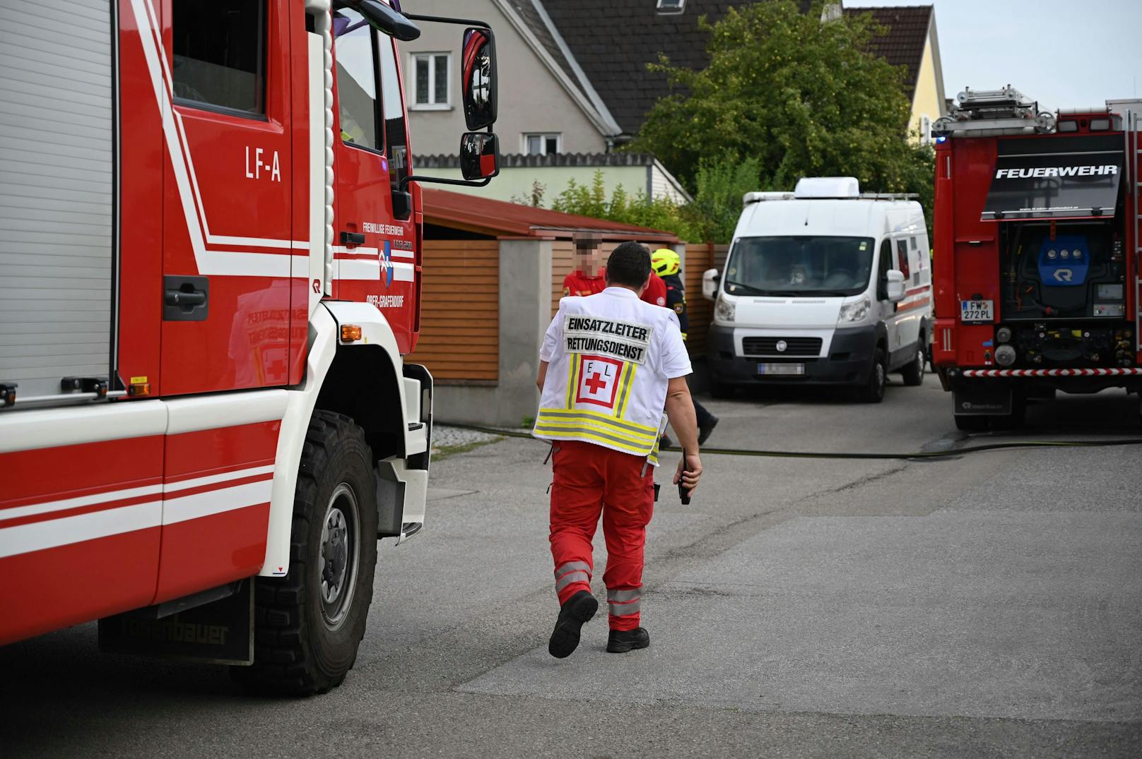 Mit schwerem Atemschutz wurde der Brand eines Poolhauses in Ober-Grafendorf bekämpft und konnte schnell gelöscht werden.