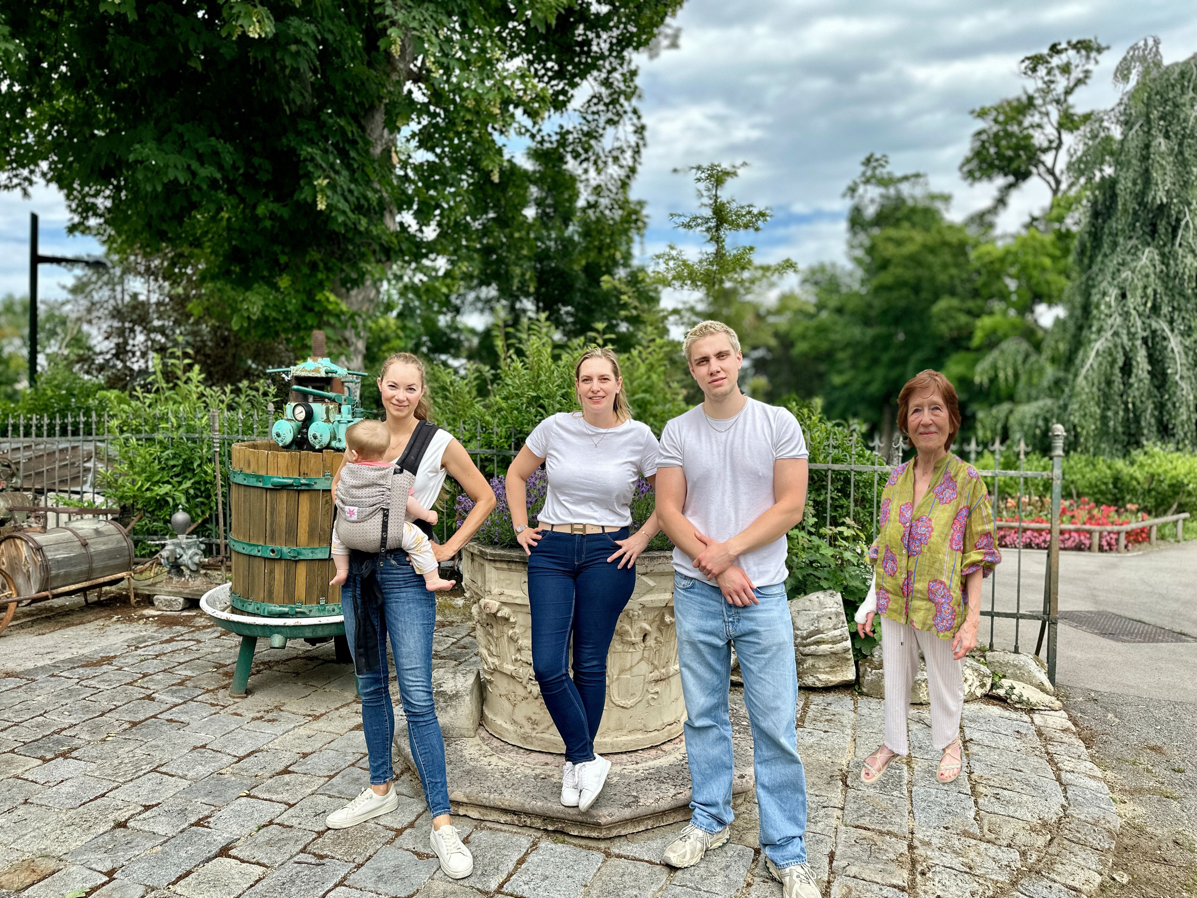 Hinter der Veranstaltung in der historischen Villa stehen Daniela Prokopetz, Jedida Lefèvre, Tim Gotschim und Brigitta Franz. (v.l.n.r.).