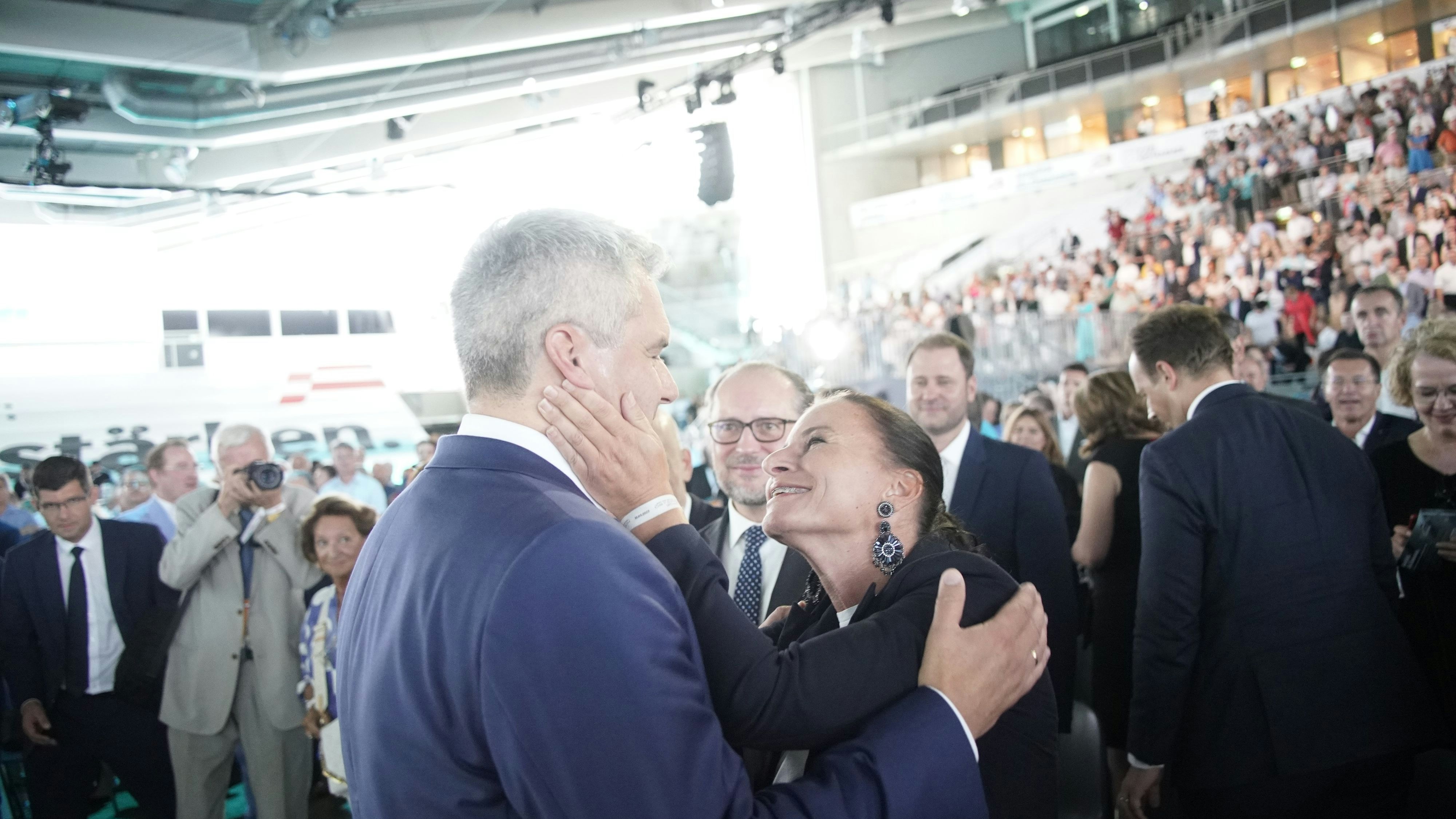 Die Stimme seiner Frau scheint Nehammer einigermaßen sicher zu sein