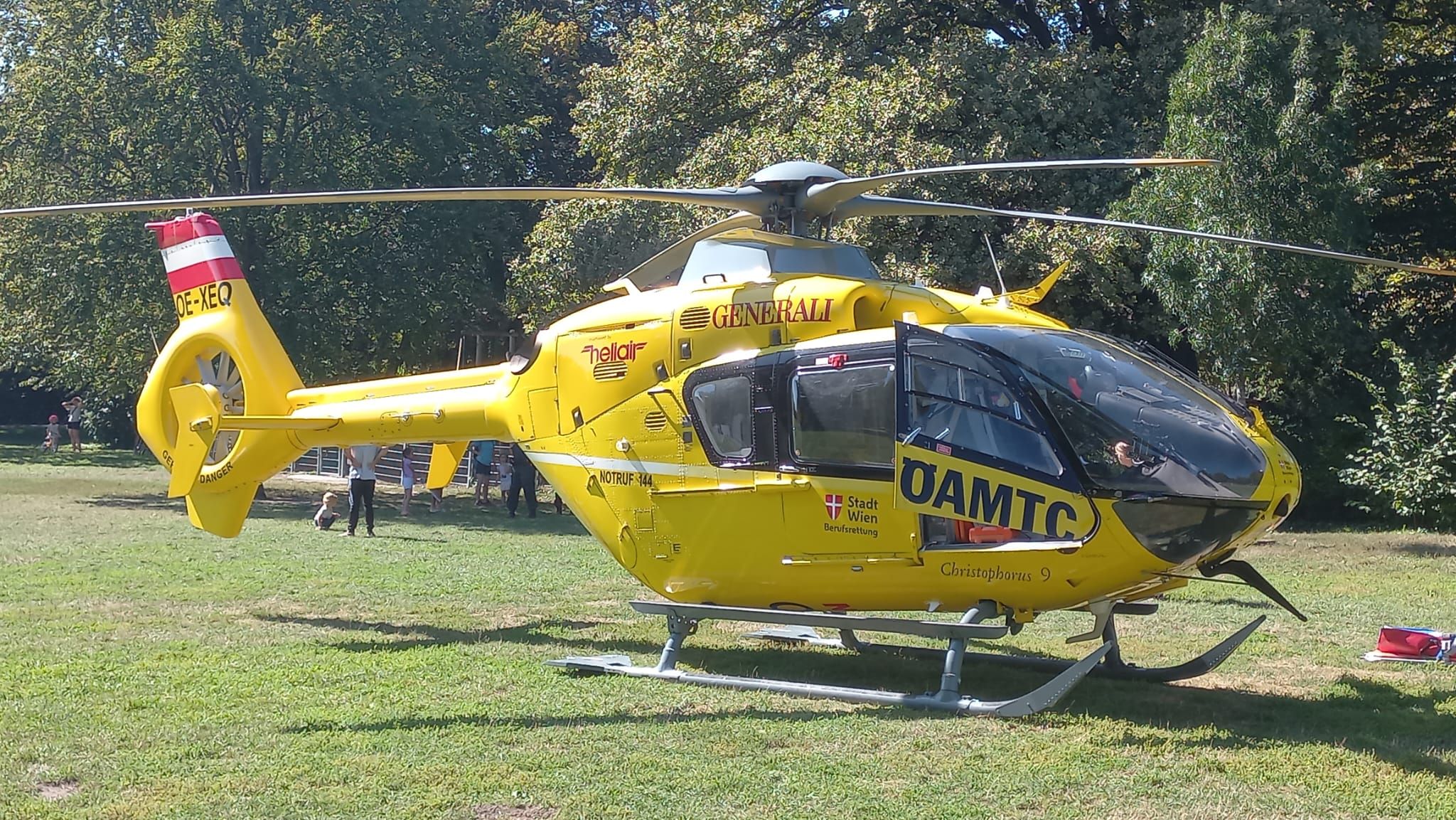 Der Rettungshubschrauber landete im Kongresspark. 