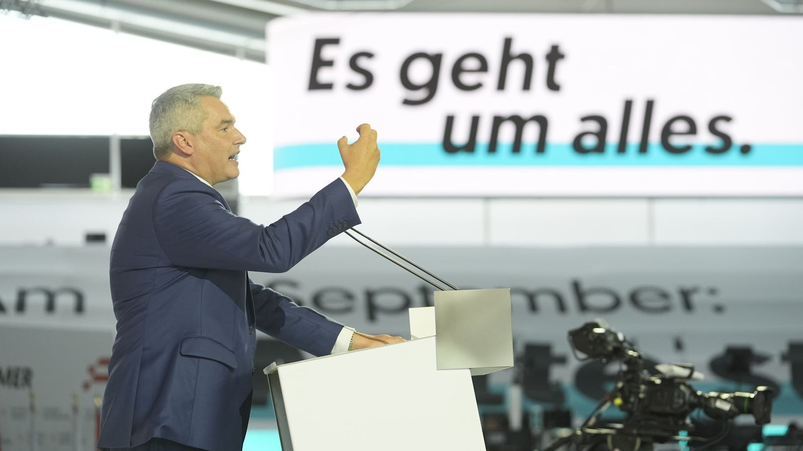 Bundeskanzler Karl Nehammer schwor die ÖVP mit einer emotionalen Rede aufs Wahlkampffinale ein.