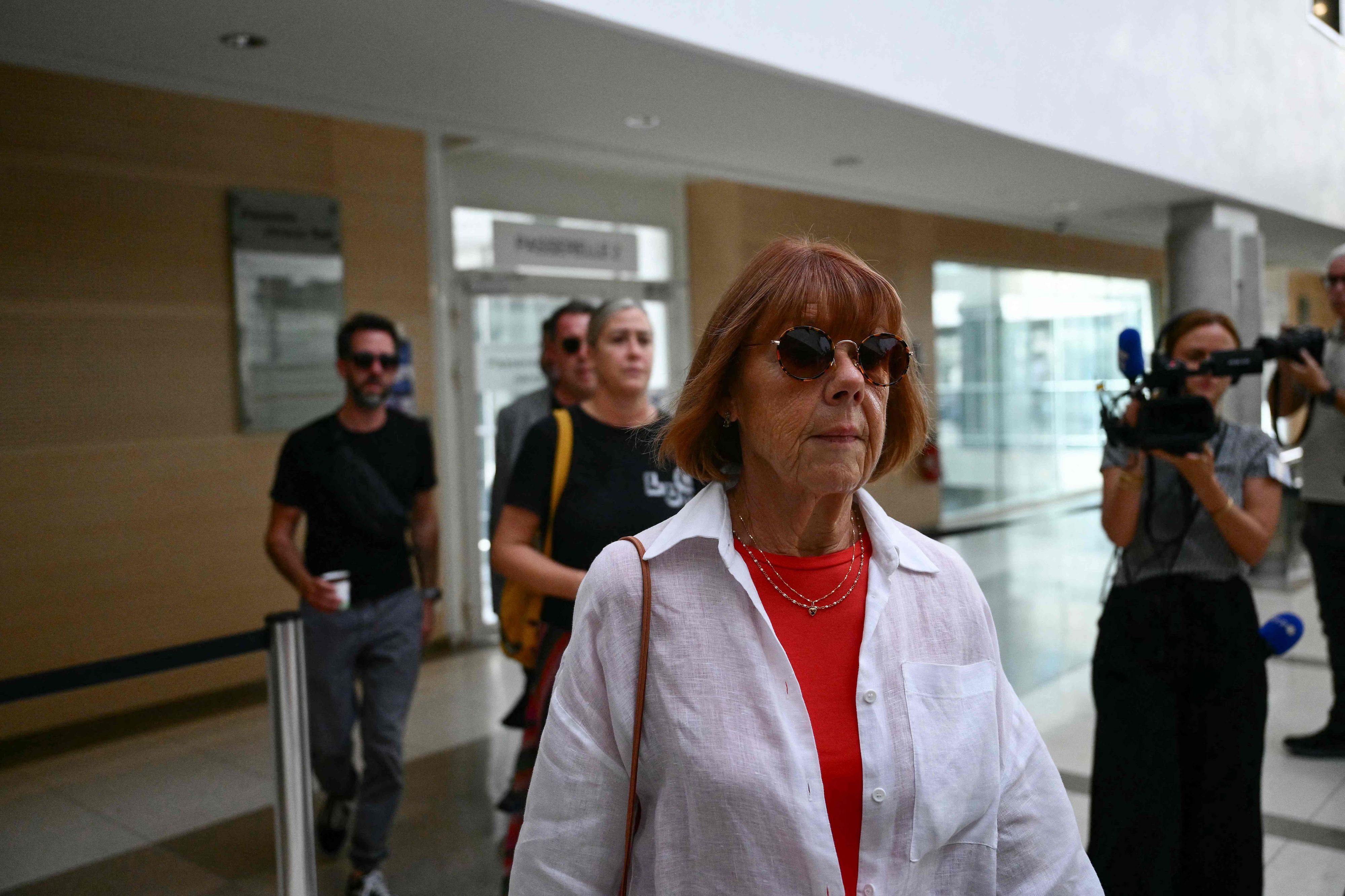 Gisele P.s Mann betäubte sie, dann ließ er sie von über 50 Männern vergewaltigen. Hier kommt das Opfer zum Gerichtsprozess.