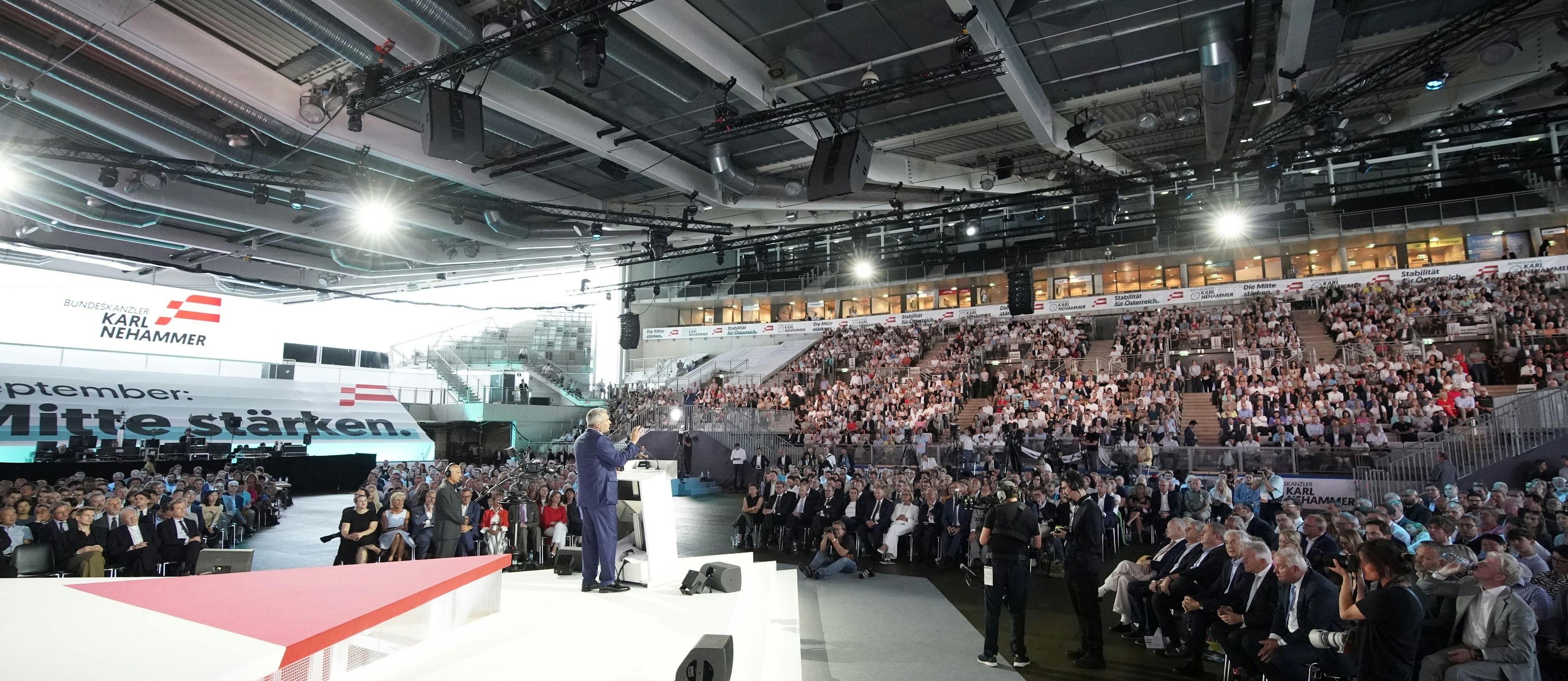 In der Steffl-Arena in Wien-Kagran stärkte Karl Nehammer seine Mitte und das mit Stabilität