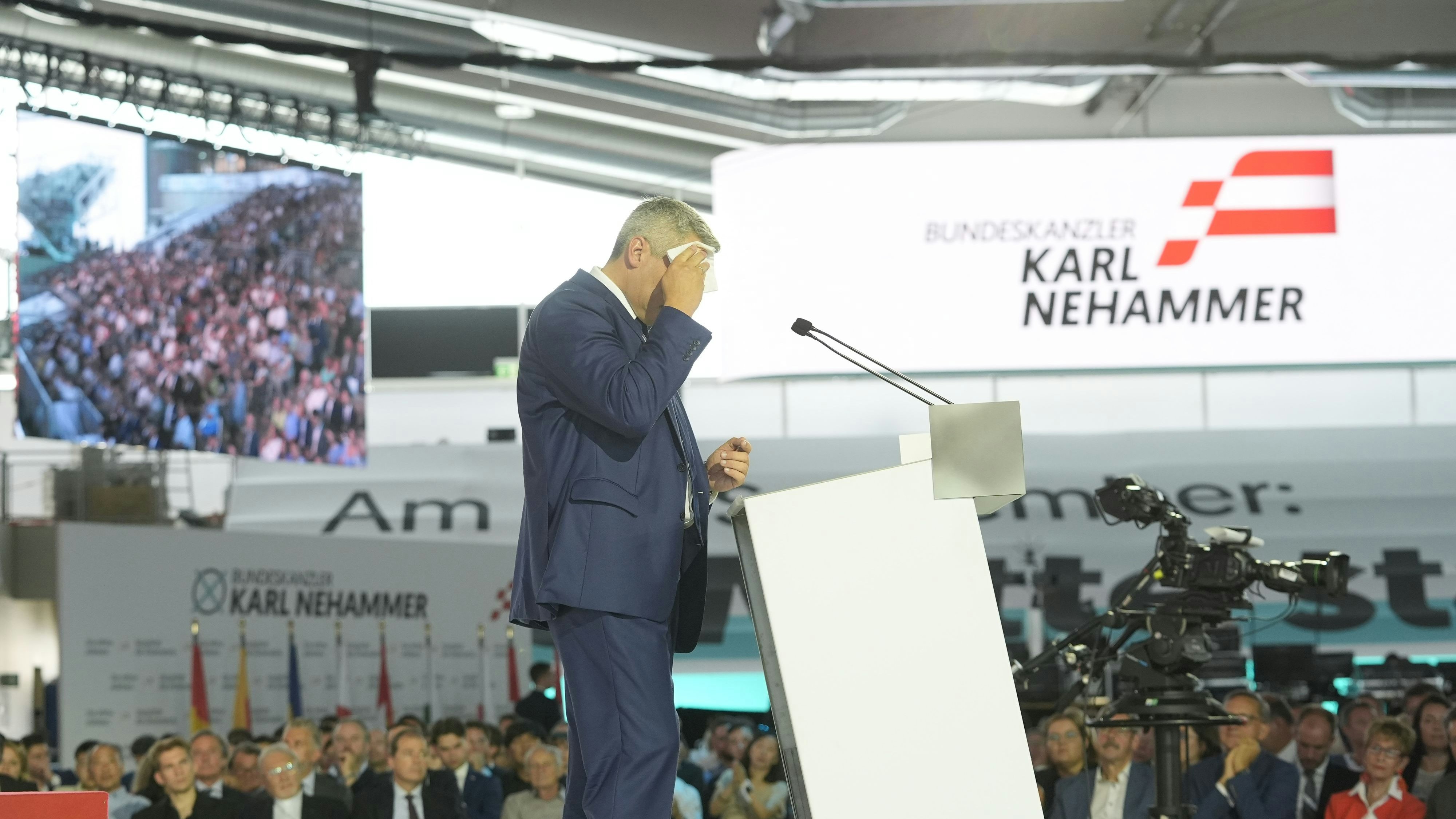 Bei der heißen Wahlkampf-Rhetorik musste der Kanzler öfter zum Tuch greifen.