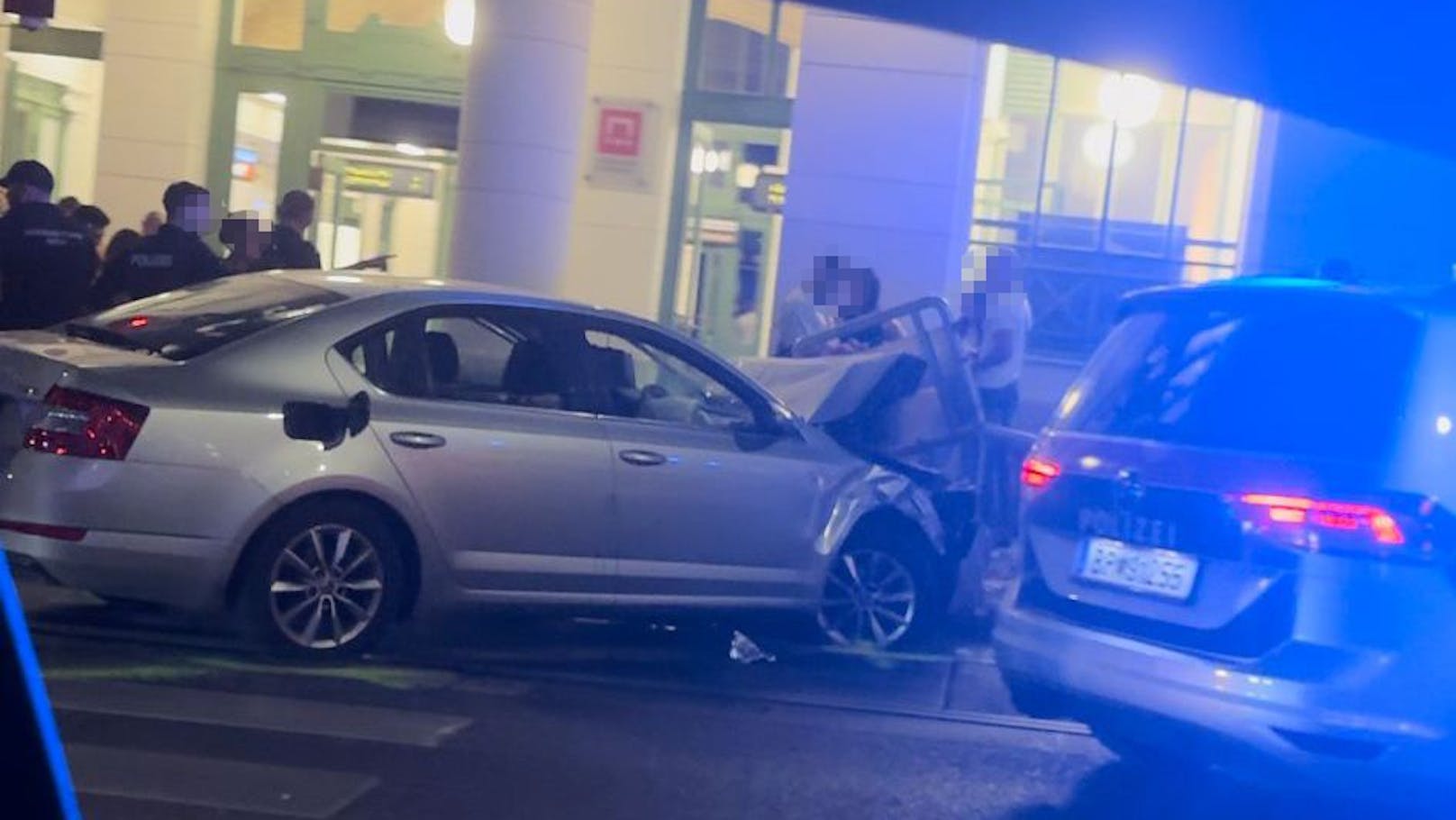 Schlimmer Crash am Gürtel – Auto rast in U-Bahn-Station