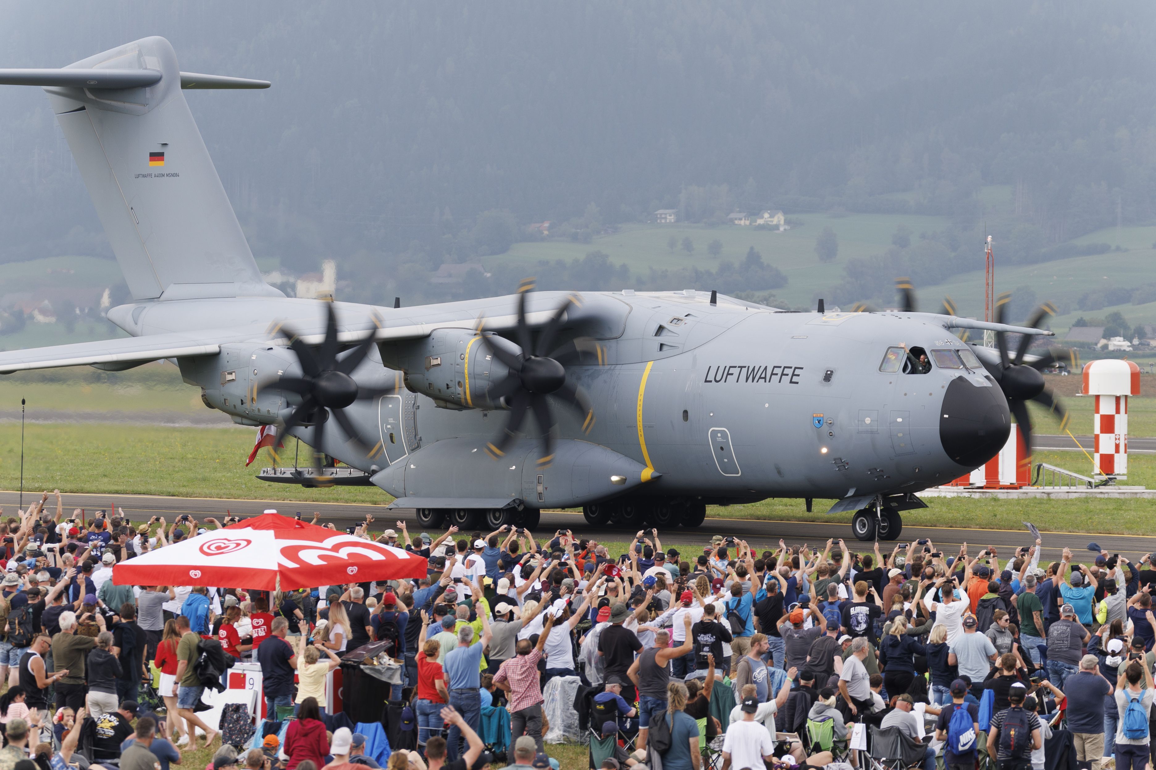 Ein Airbus A-400M der Deutschen Luftwaffe bei der Flugshow 