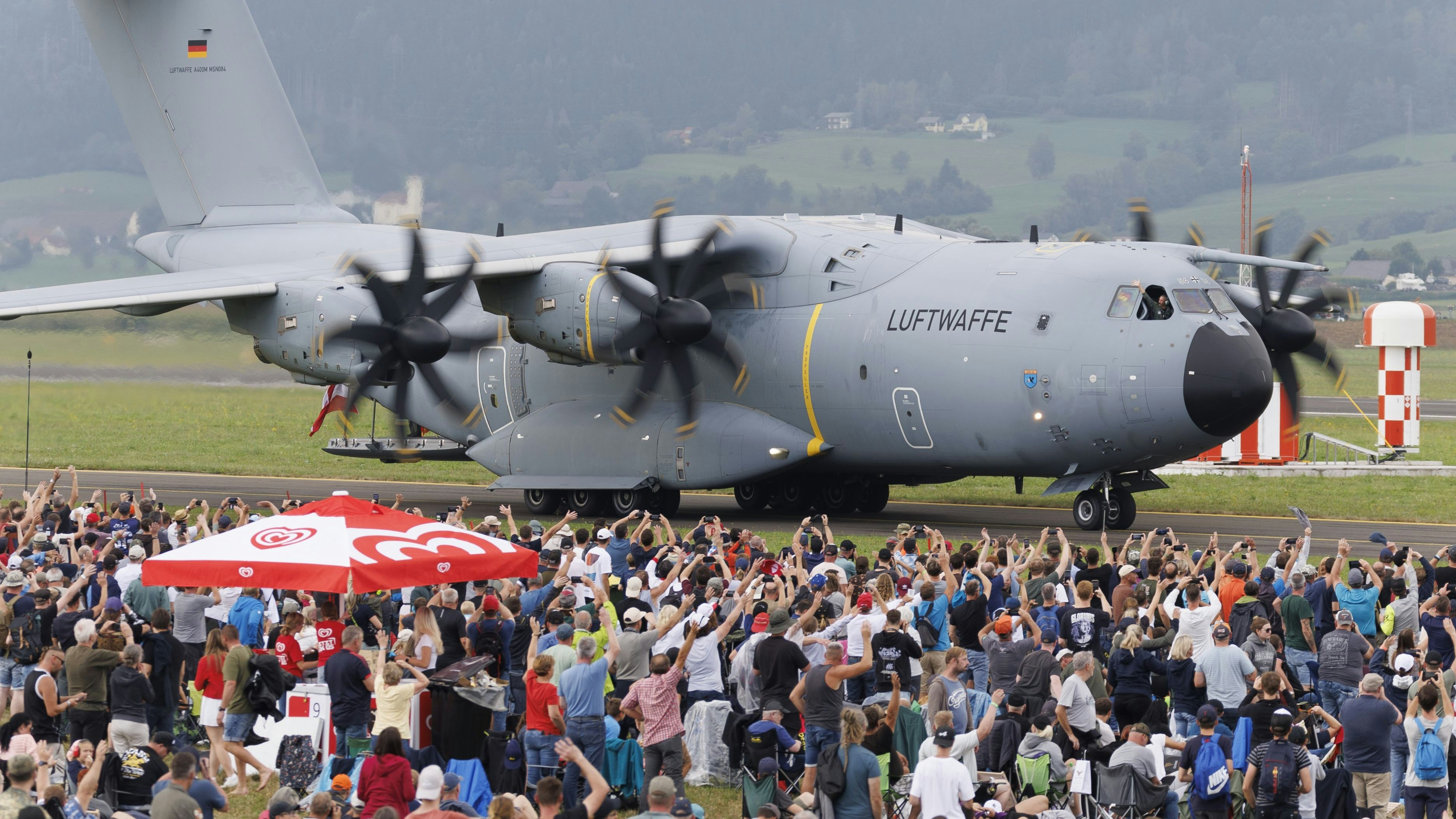Heute.at - Enormer Besucheransturm auf Airpower24 in Zeltweg
