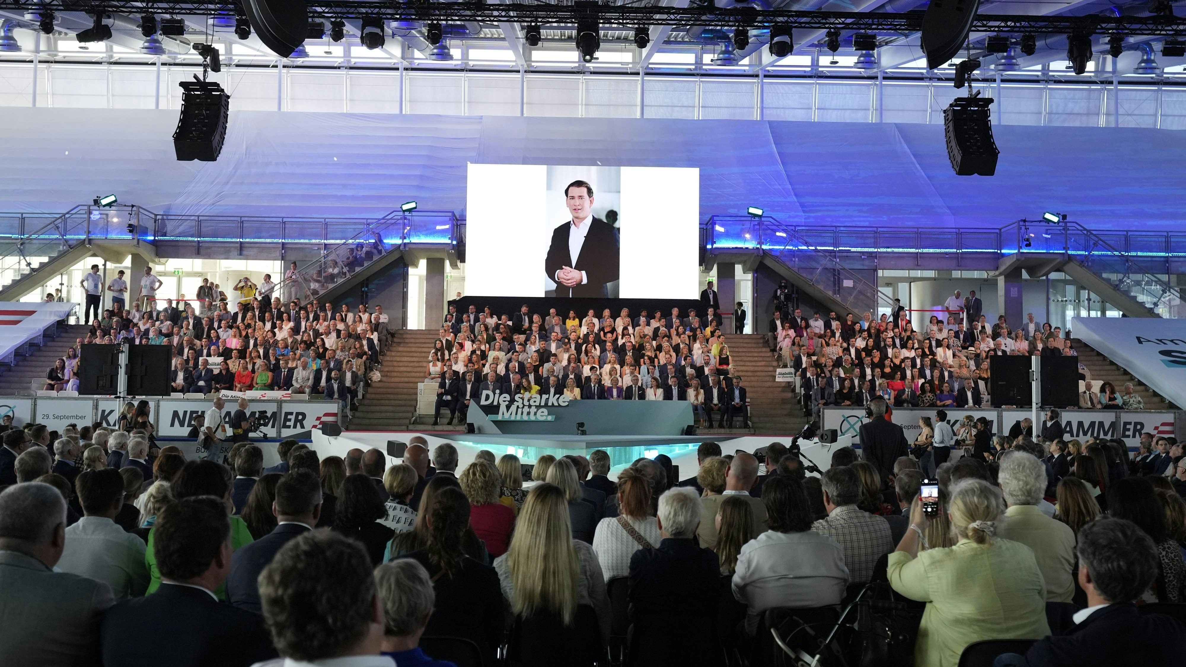 Großer Applaus für Ex-Kanzler Sebastian Kurz.