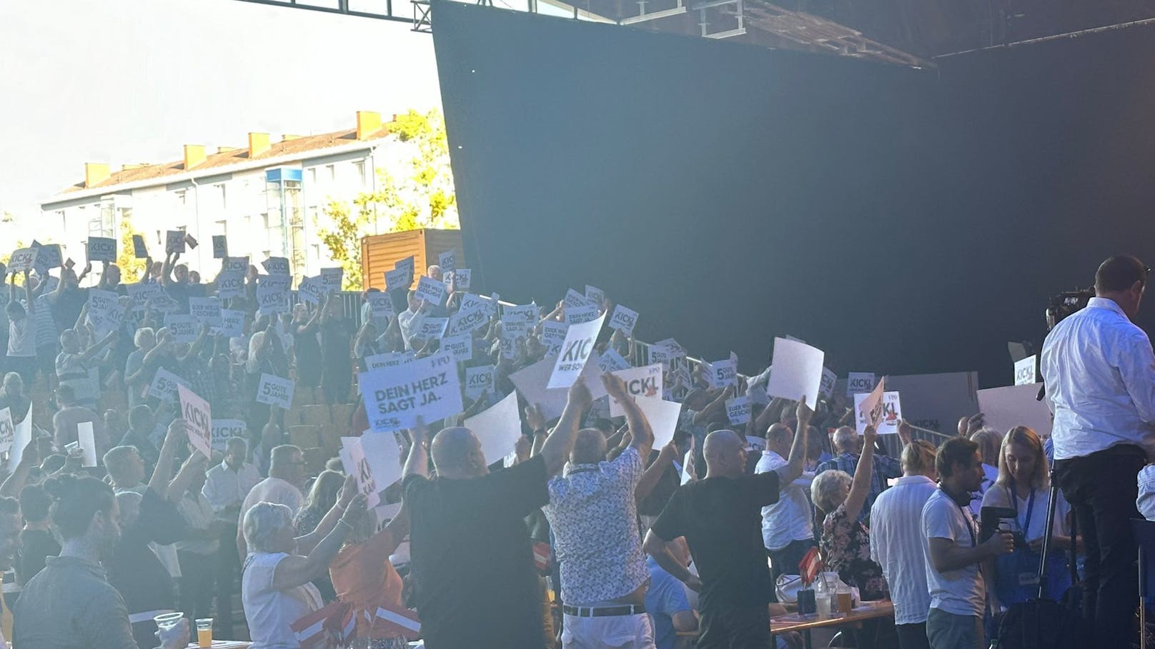 "Herbert, Herbert": Jubel-Stimmung im Publikum – alle singen mit zu den Songs der John Otti Band, schwenken Kickl-Schilder. 