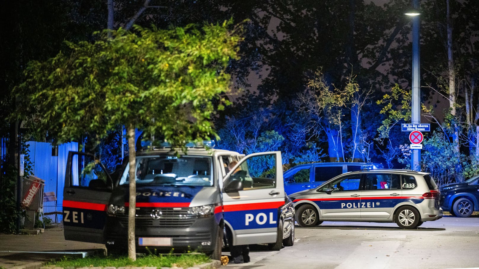 Trio streckt jungen Mann auf Parkbank nieder und flieht