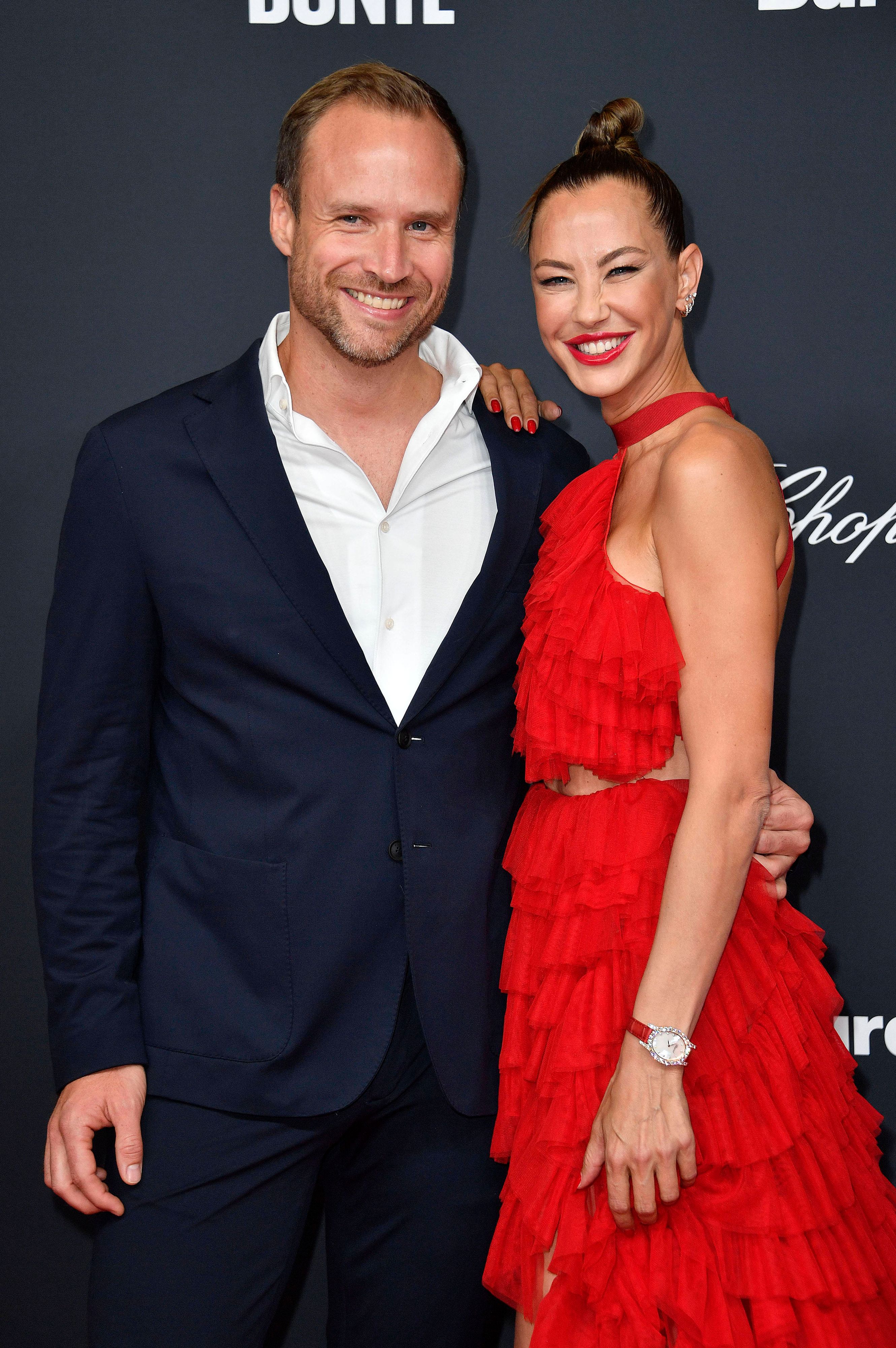 Sandy Meyer-Wölden zeigt ihren Freund Alexander Müller.