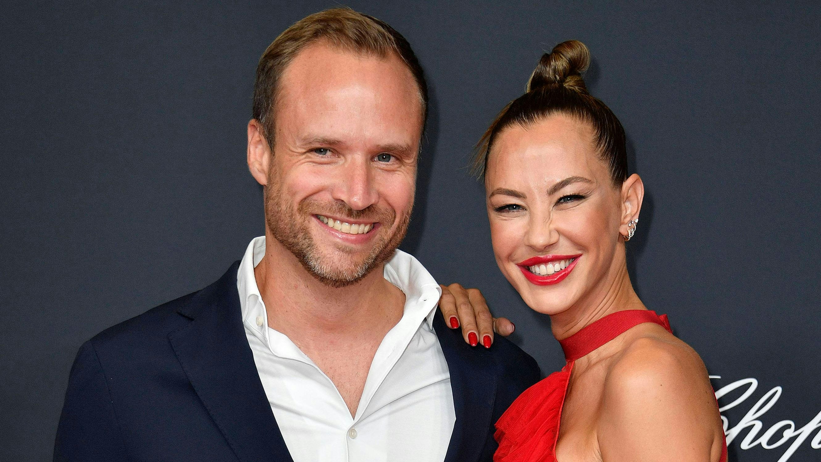 Sandy Meyer-Wölden zeigt ihren Freund Alexander Müller.