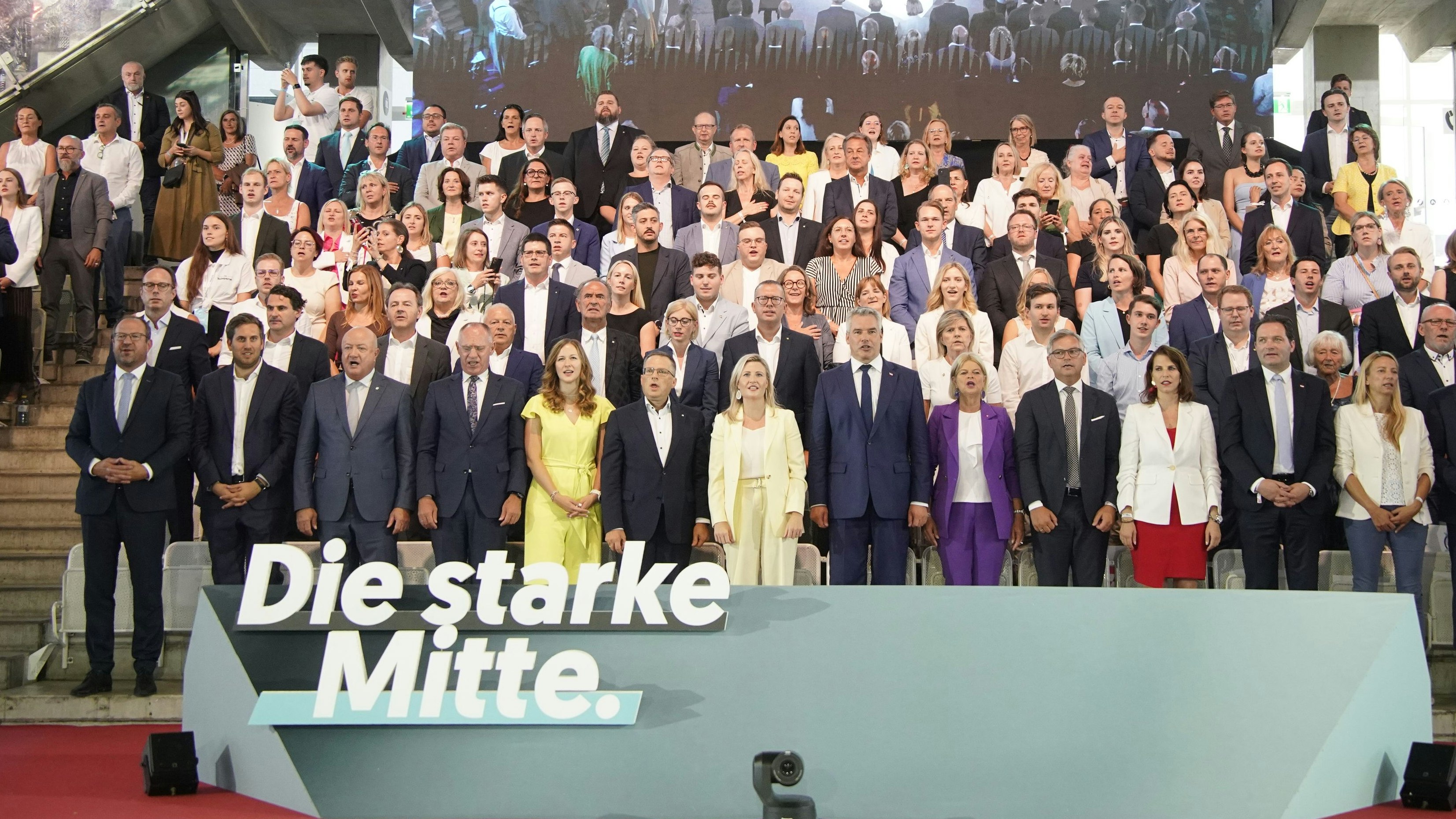 Zum Abschluss mit staatstragender Mine die Bundeshymne singen.
