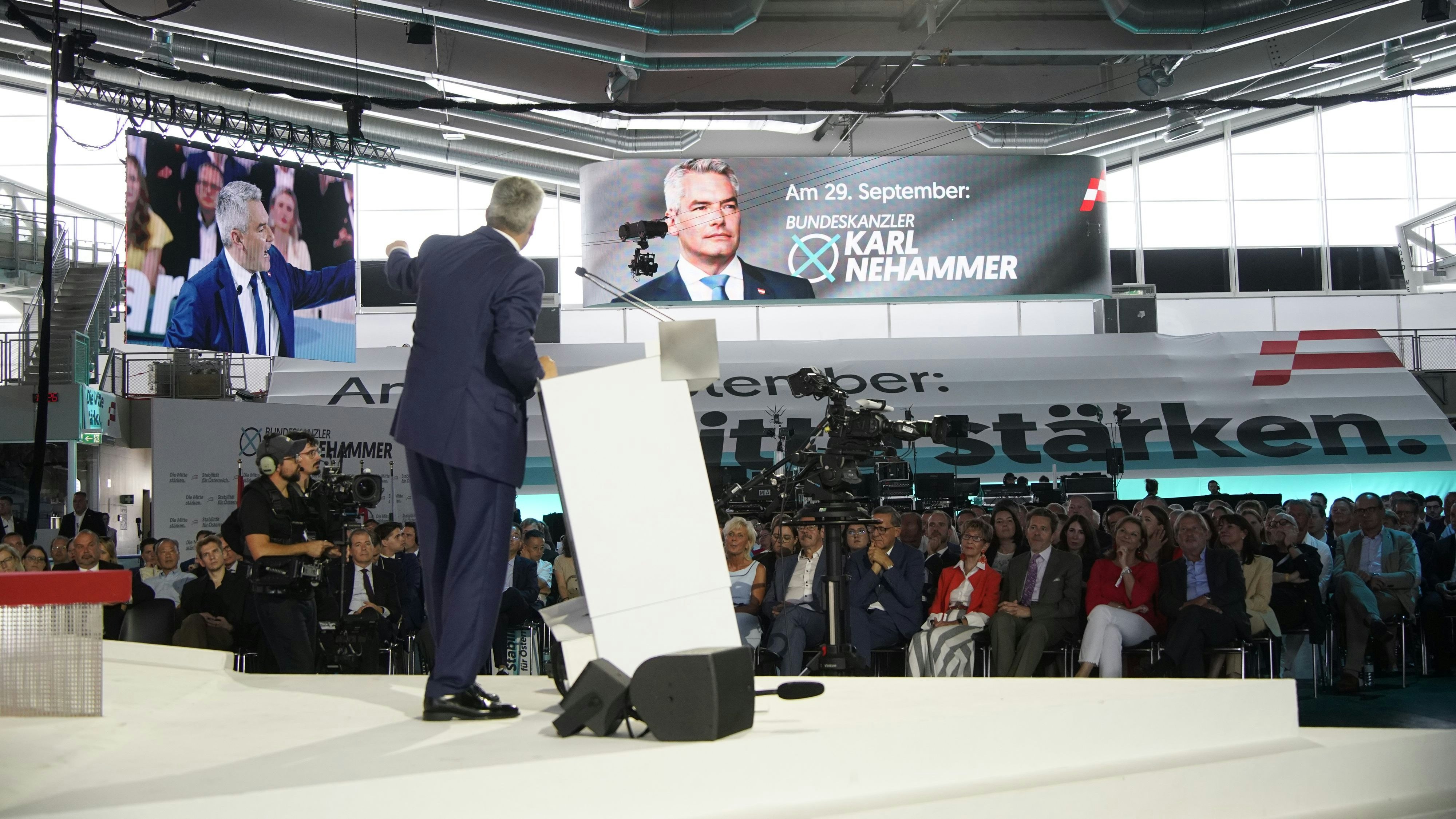 Der da links bin ich und der da rechts am Plakat und der auf der Bühne auch