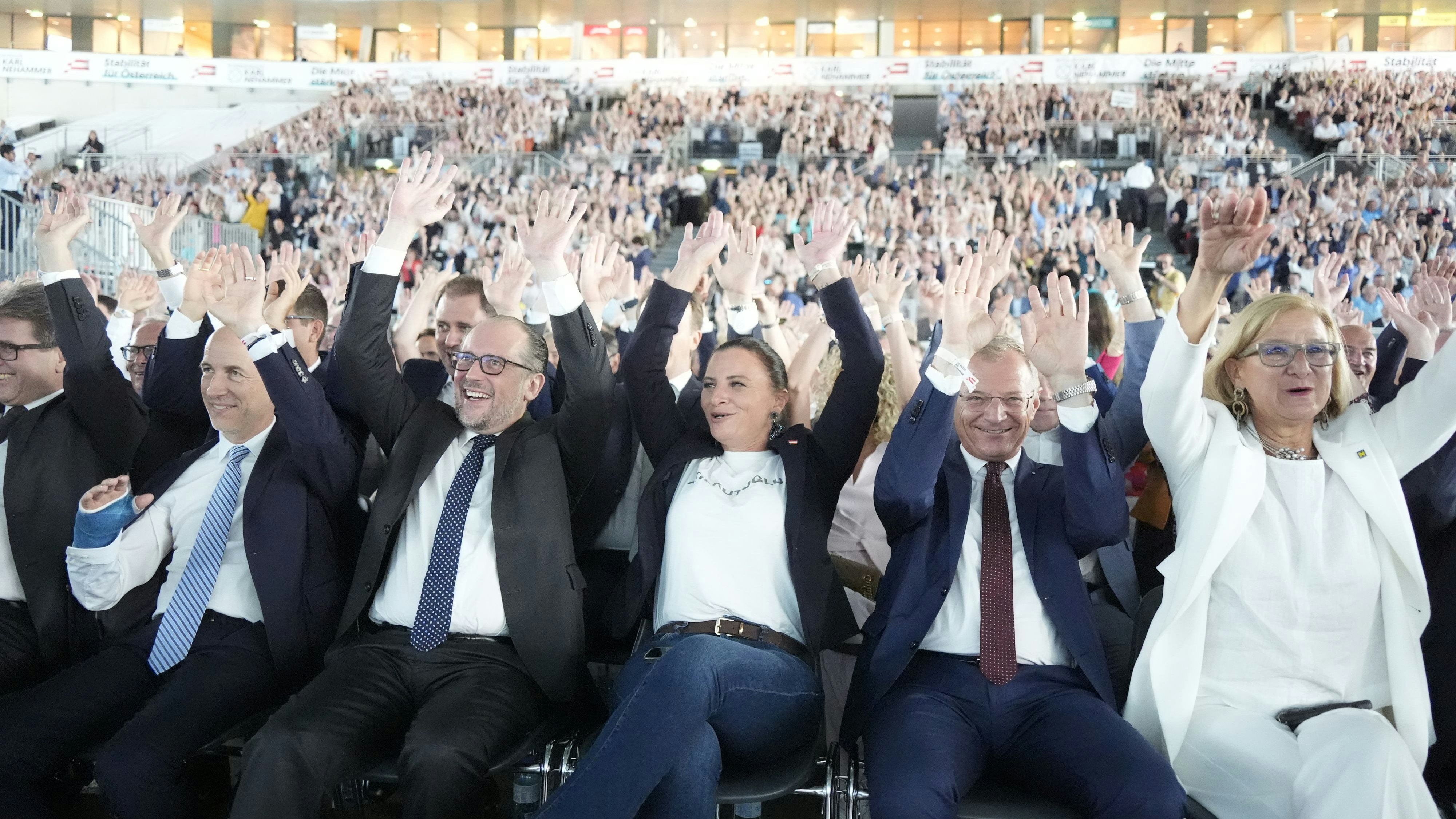 Hoch die Hände, Wochenende! Martin Kocher (Bergunfall) probiert es mit einem Arm