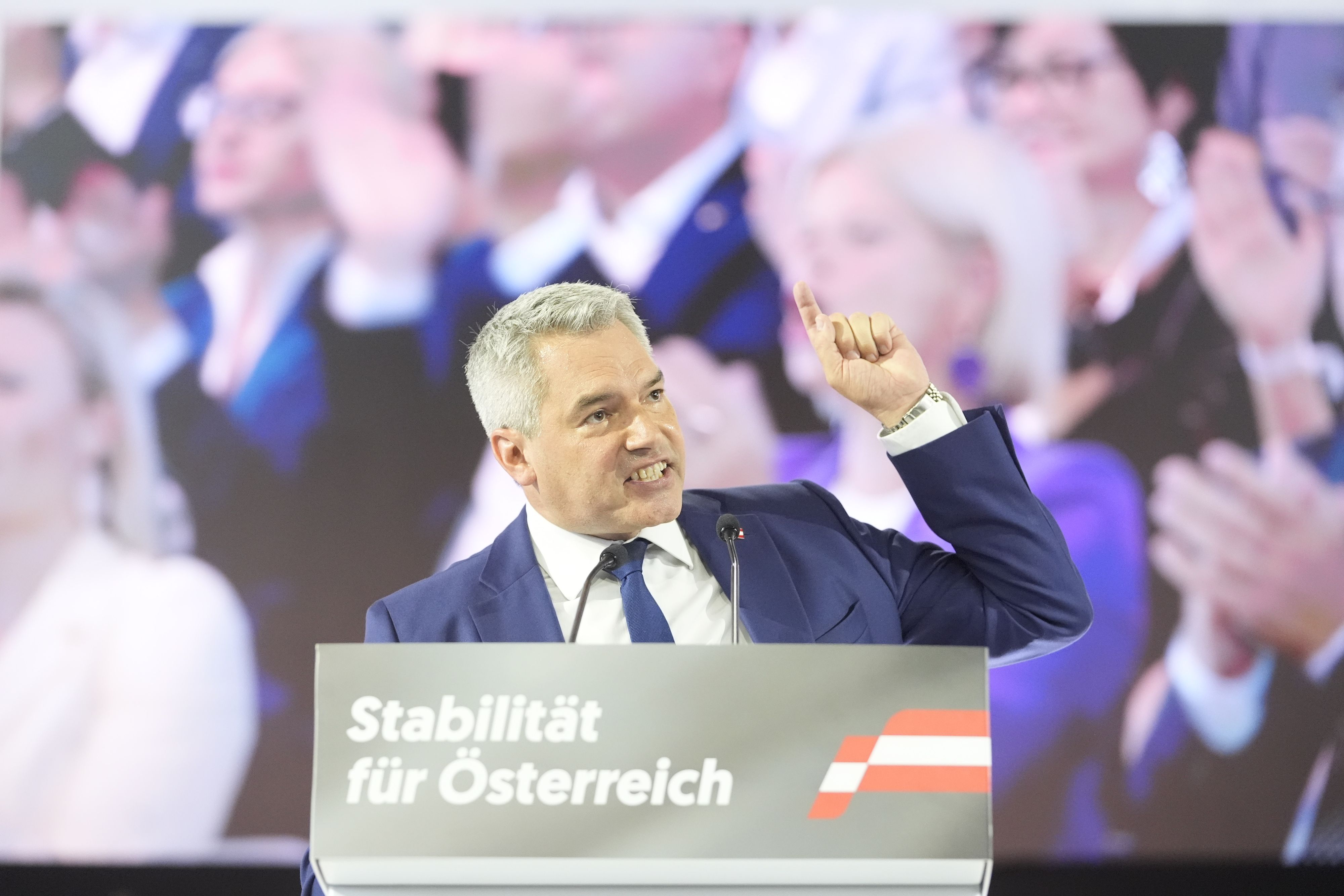 Am Samstag hielt Bundeskanzler Nehammer eine leidenschaftliche Rede. 