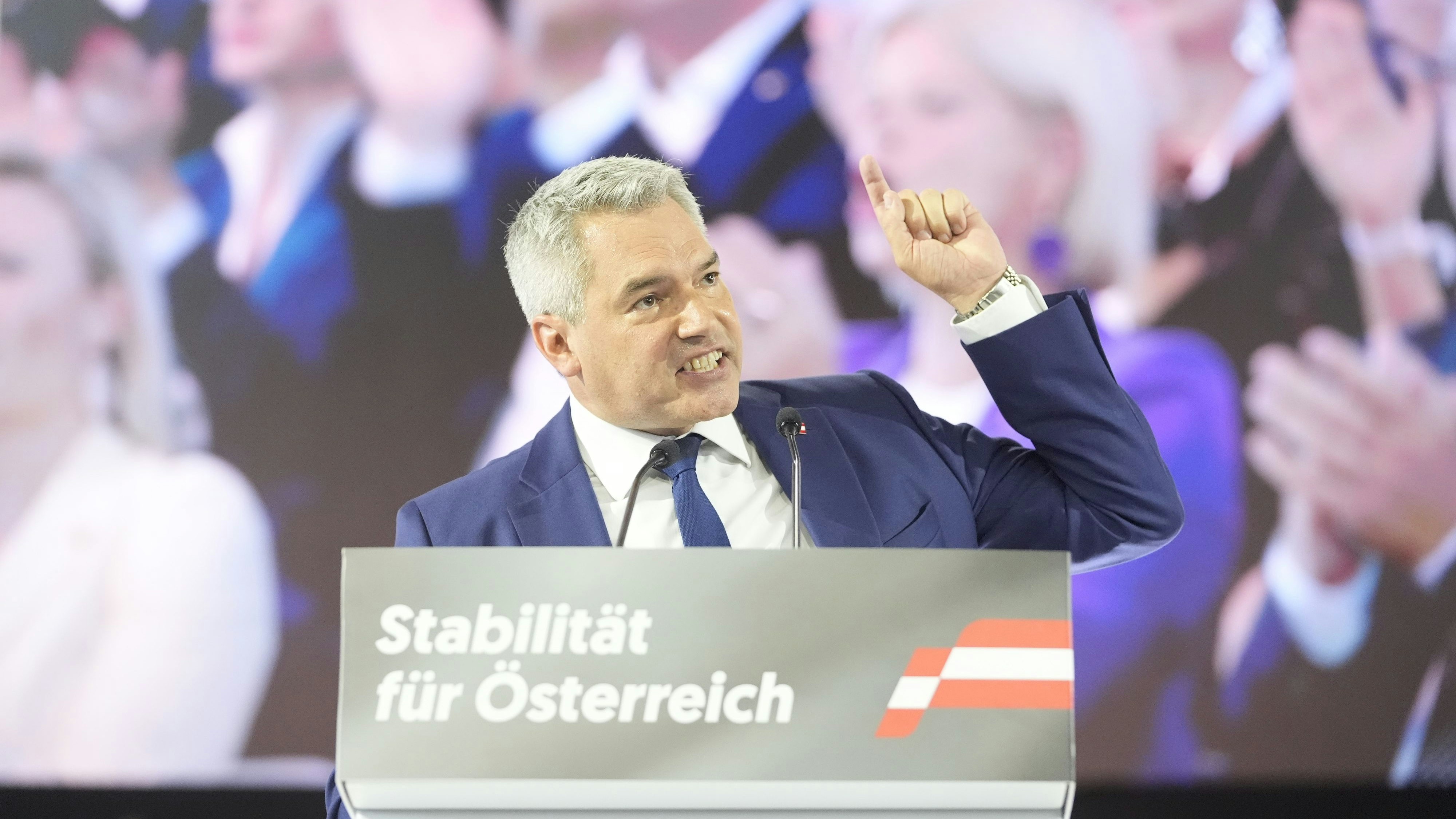 Am Samstag hielt Bundeskanzler Nehammer eine leidenschaftliche Rede. 