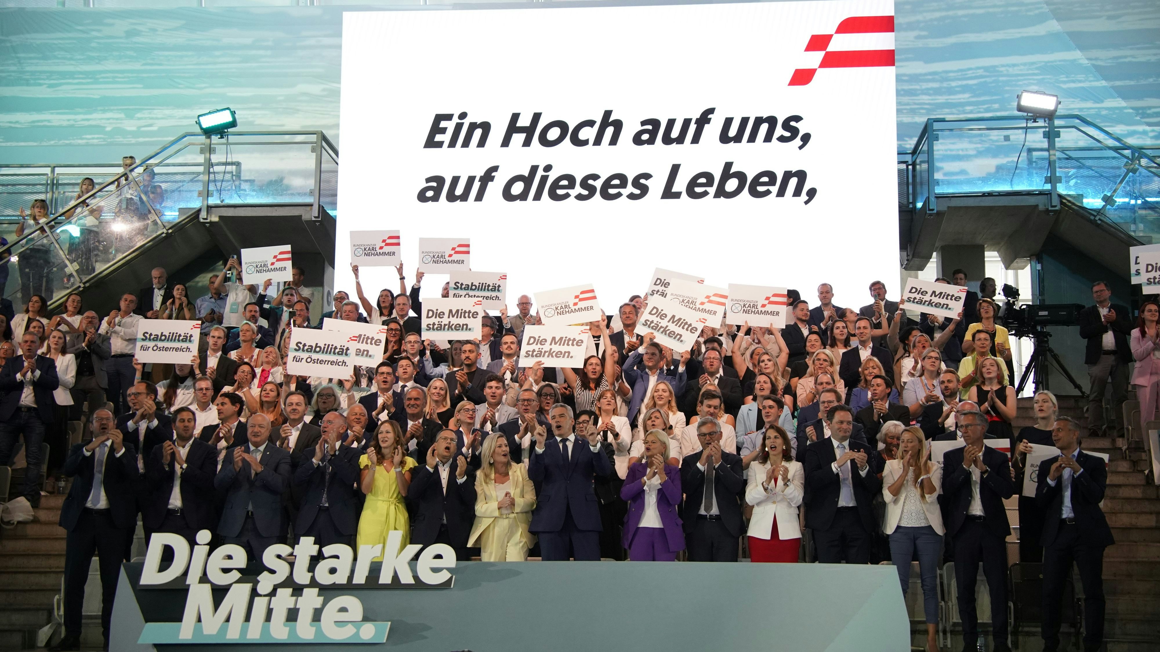 Singen für den Wahlsieg: Die ÖVP stimmte das Bourani-Lied "Ein Hoch auf uns" an.
