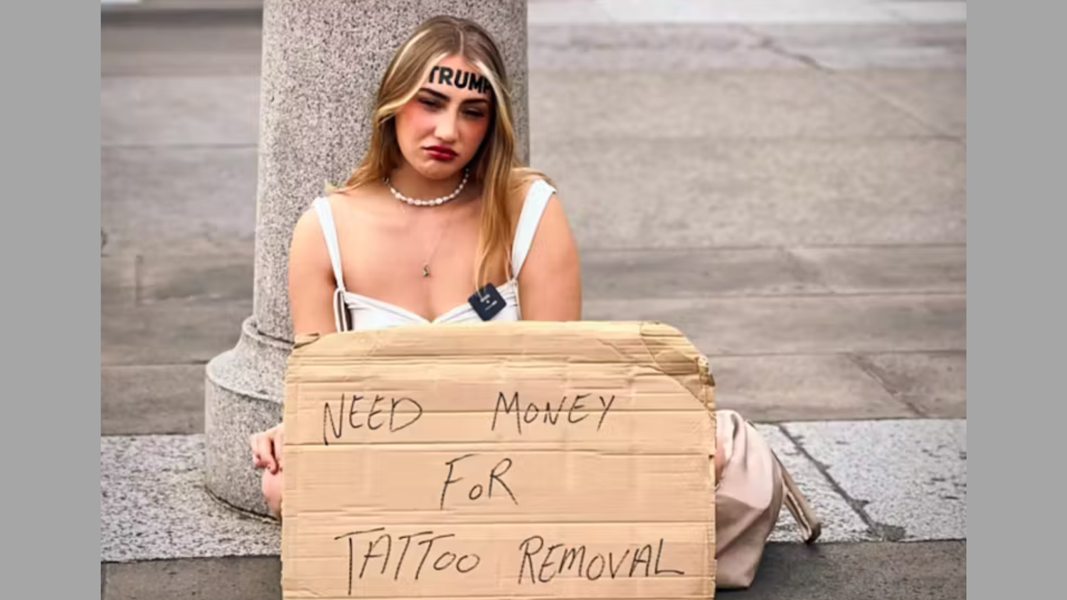 Sie braucht Geld und schaut dabei ziemlich unmotiviert