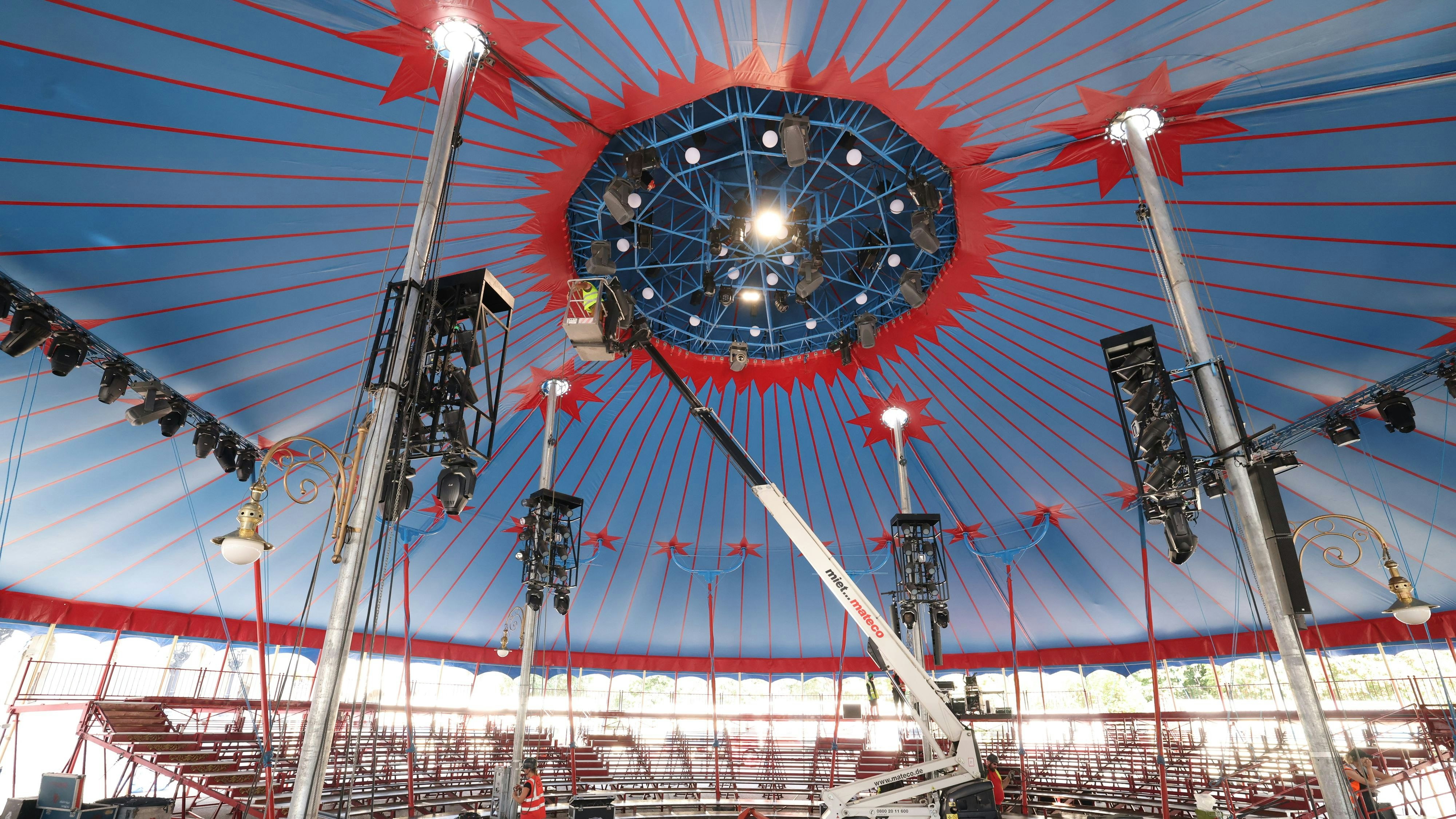 Heute.at - Masten, Männer & Magie – Roncalli baut Zirkuszauber auf