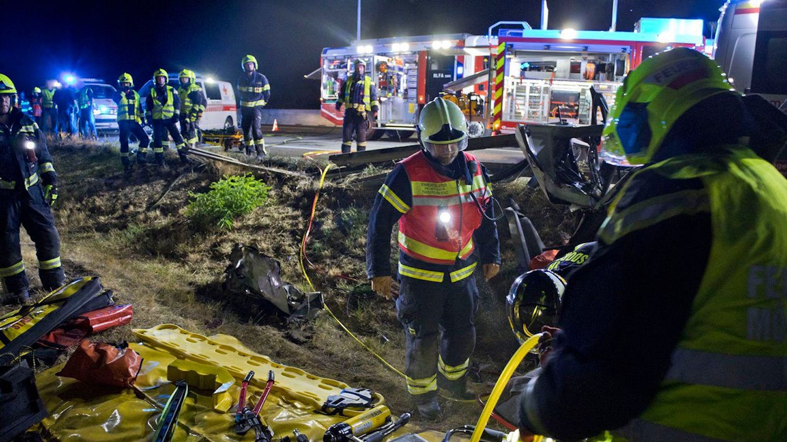 Schwerer Verkehrsunfall auf der A2 bei Traiskirchen im Bezirk Baden: Einsatzkräfte vor Ort