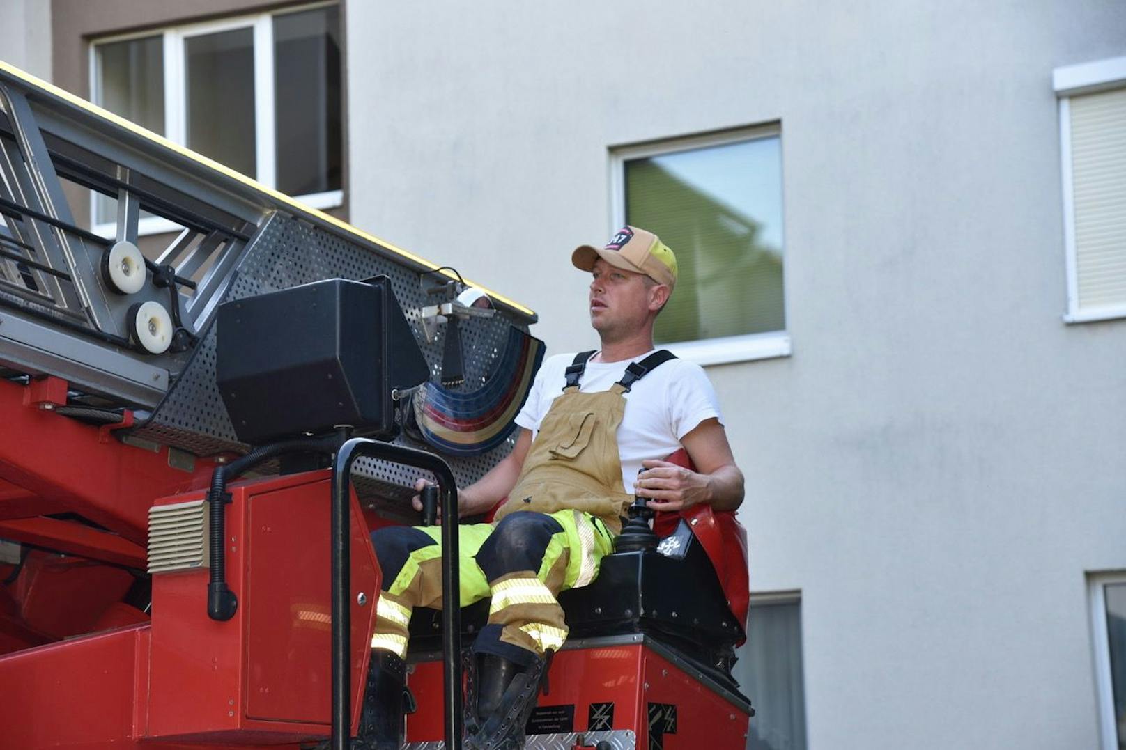 Feuerwehr rettet Vogel aus Dachrinne