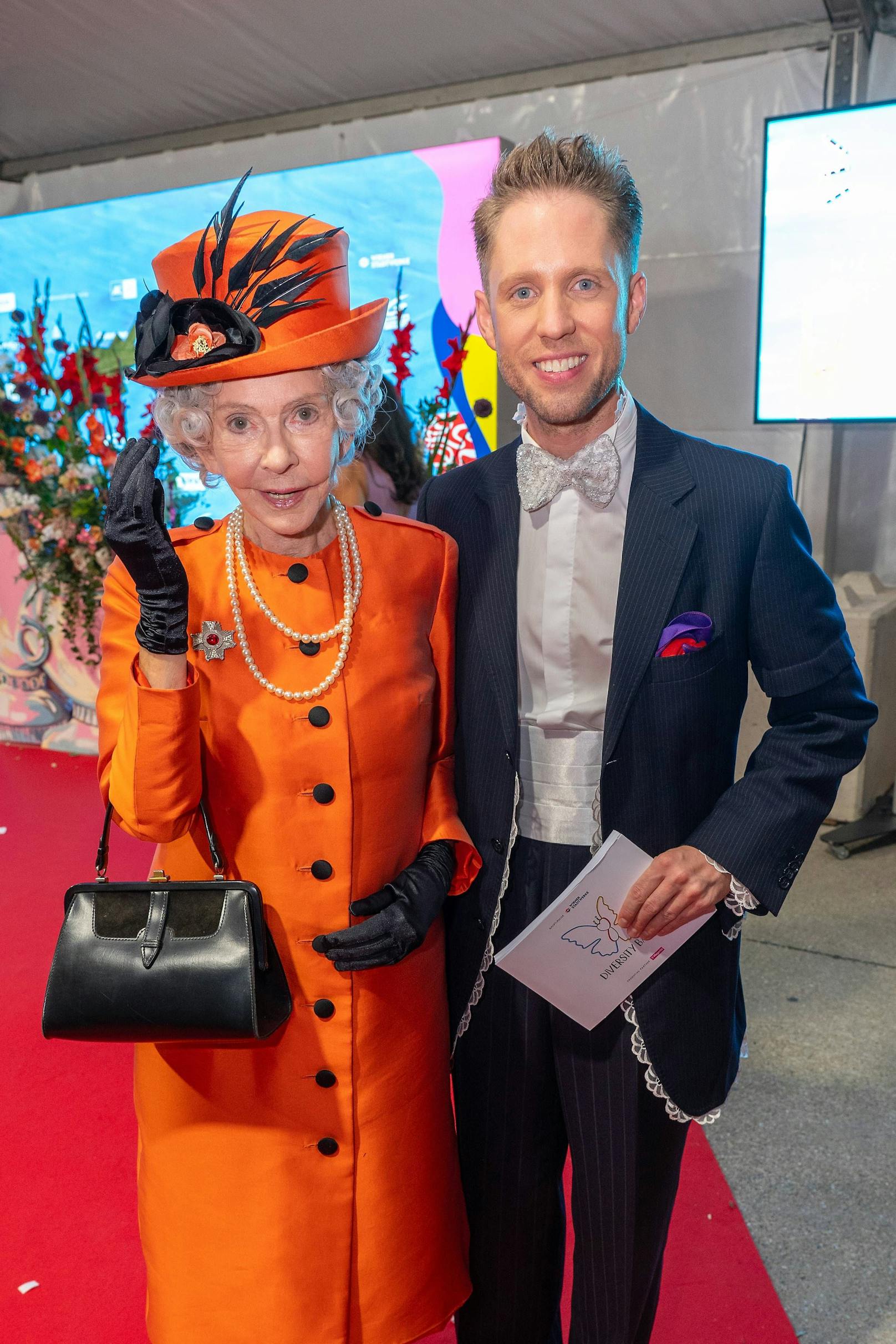 "Queen" Dolores Schmidinger und Moderator des Abends Markus Freitstätter