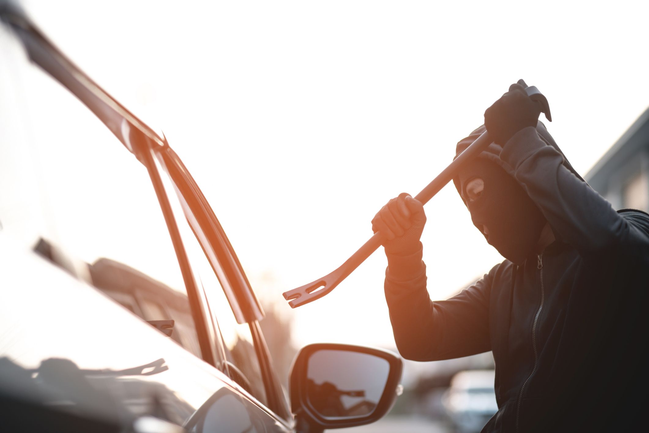 Der Täter versuchte es zwei Mal das gleiche Auto aufzubrechen. (Symbolbild)