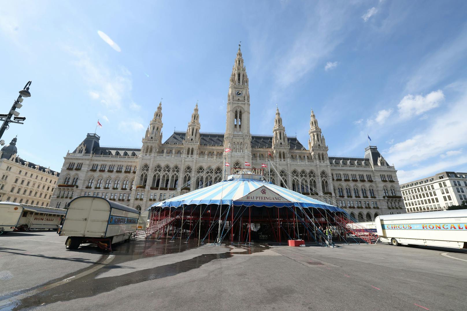 Direkt vor dem Rathaus steht das spektakuläre Zelt.