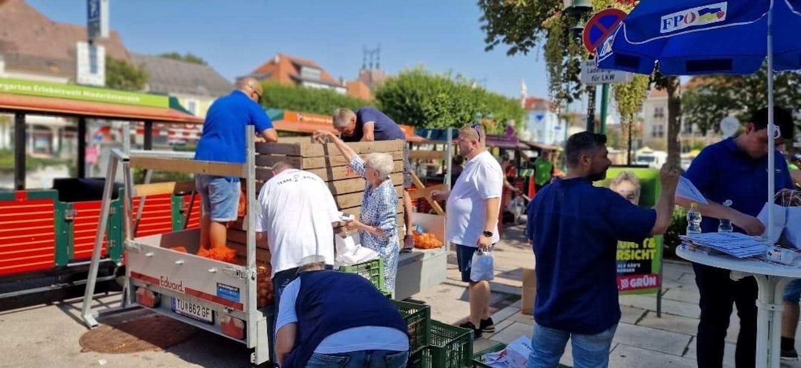 Frisches Gemüse wird im Wahlkampf verteilt.