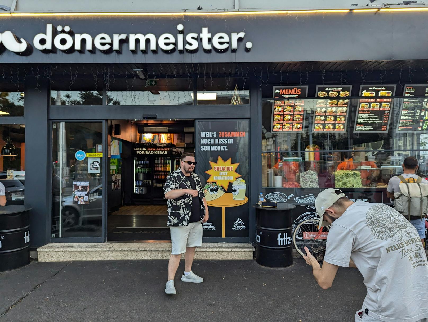 Robert F (alias Robert Erobert) post hier vor dem Döner-Lokal