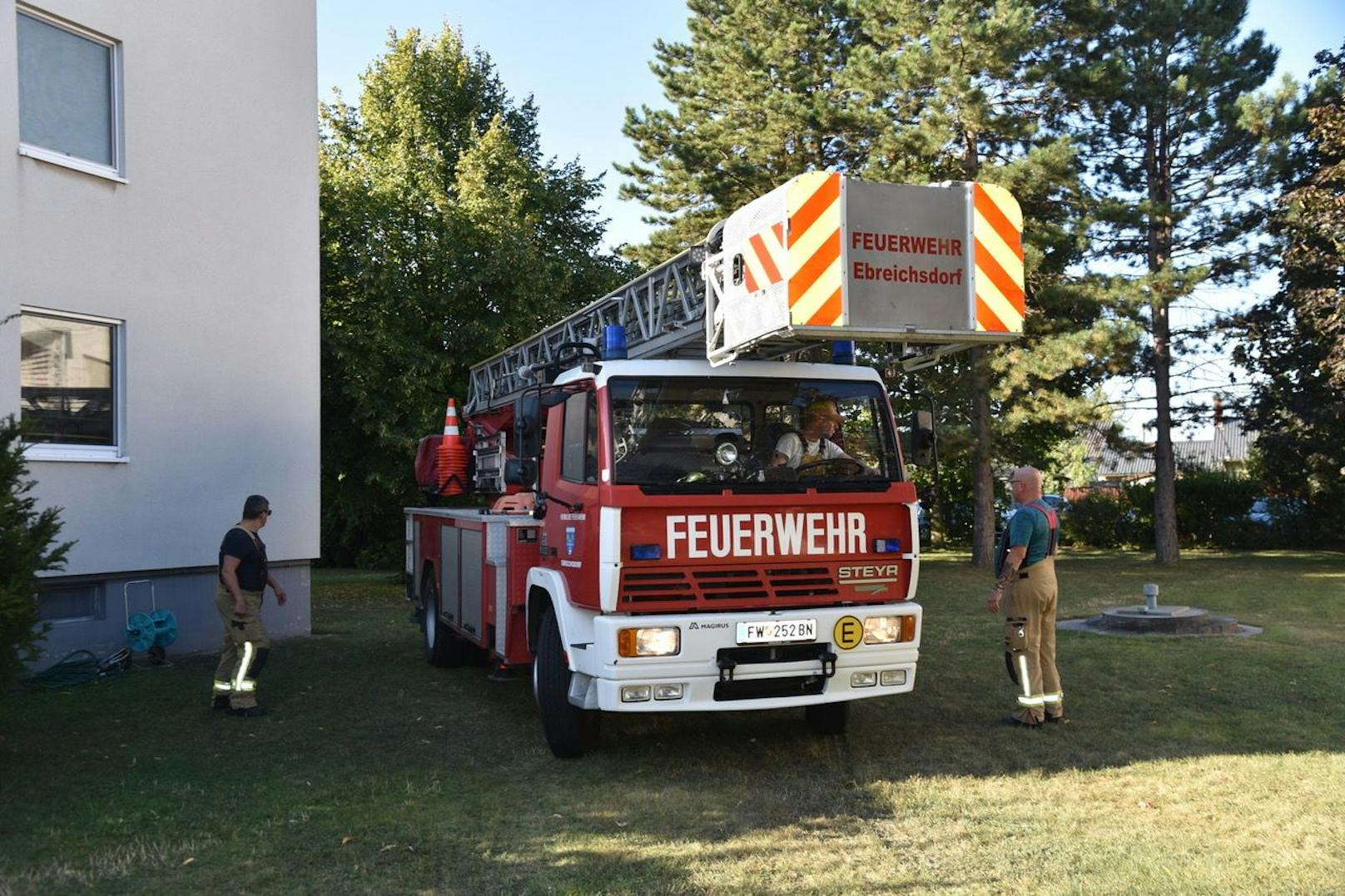 Feuerwehr rettet Vogel aus Dachrinne