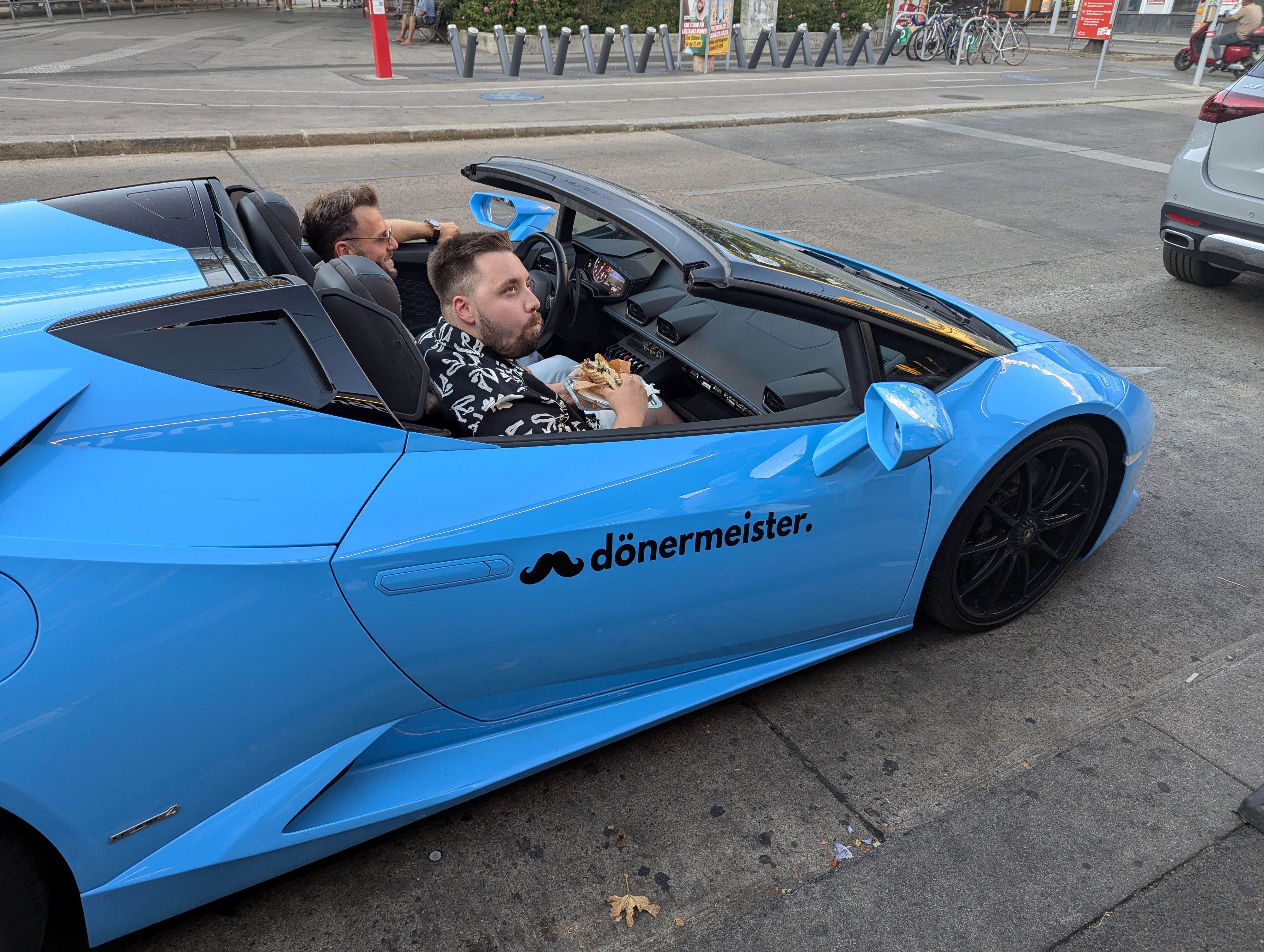 Robert F. isst Döner im himmelblauen Lamborghini Huracán.