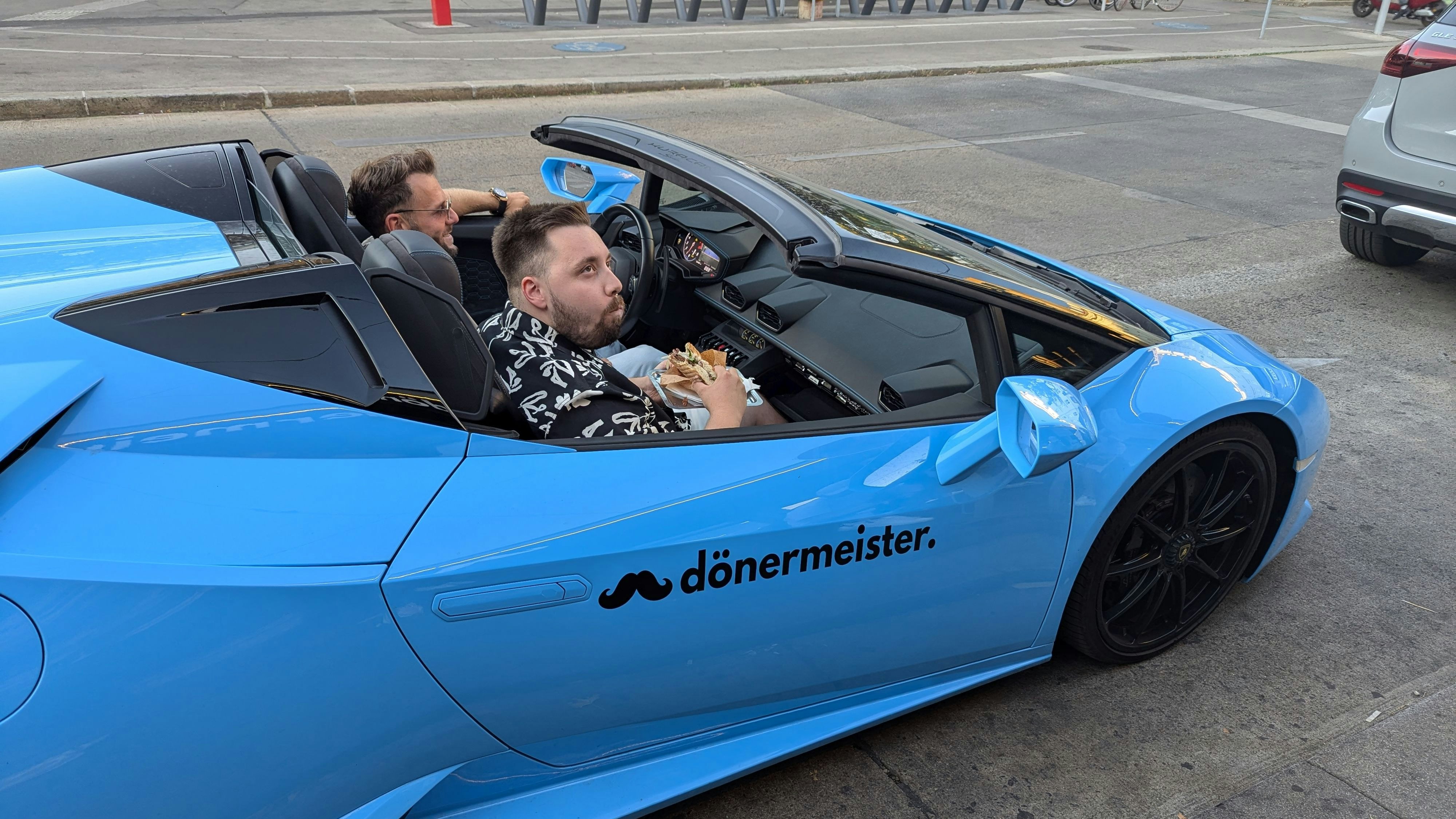 Robert F. isst Döner im himmelblauen Lamborghini Huracán.