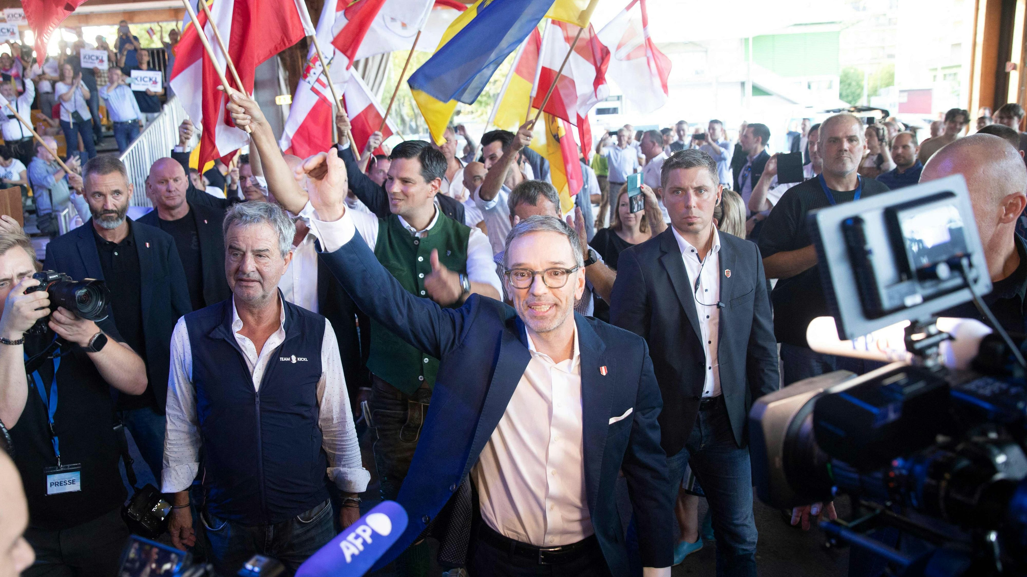 Einzug mit Fahnen, Herbert Kickl bekam erst nach der Rede eine in die Hand gedrückt