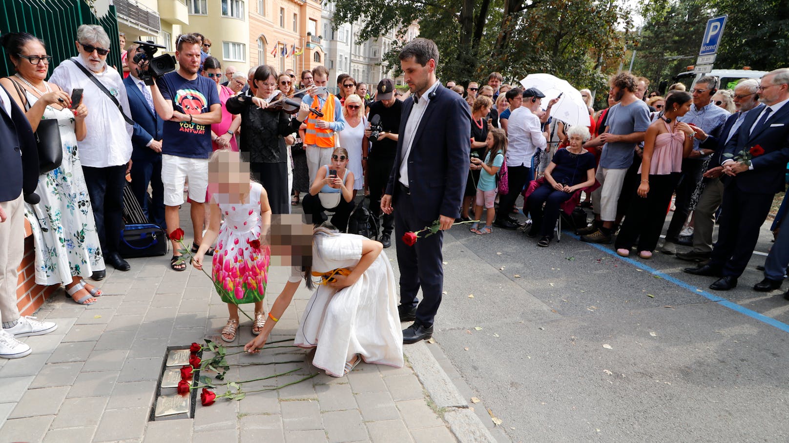 Grünen-Abgeordneter Lukas Hammer samt Töchter waren am 6. September zur Installation dreier Stolpersteine für Holocaust-Opfer in Brno.