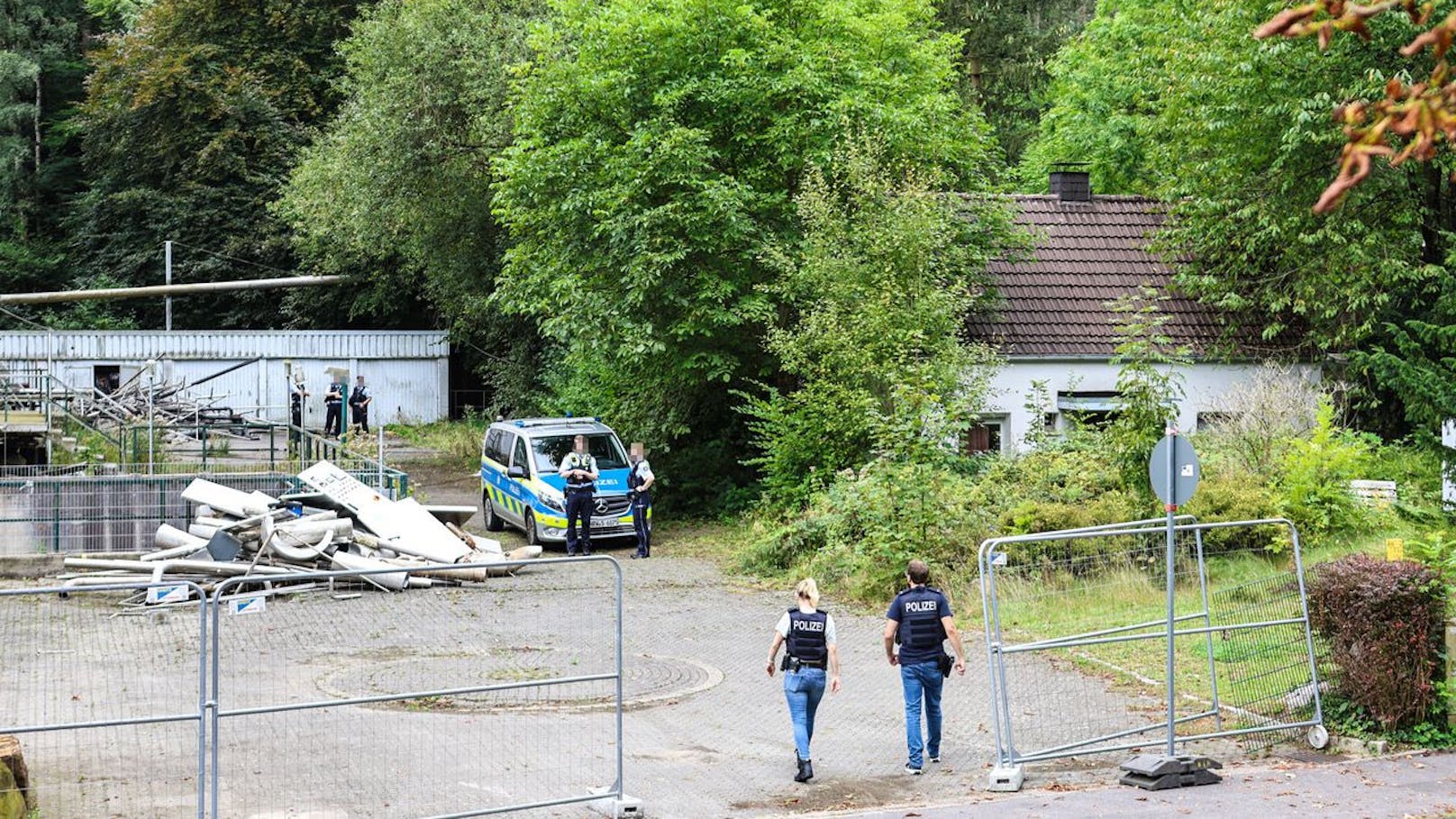 Vier von ihnen konnten dank Großfahndung gestellt werden. <a data-li-document-ref="120057660" href="https://www.heute.at/s/maennergruppe-vergewaltigt-fluechtling-in-alter-brauerei-120057660">Ein politischer Hintergrund der Tat konnte am Tag danach noch nicht ausgeschlossen werden</a>.