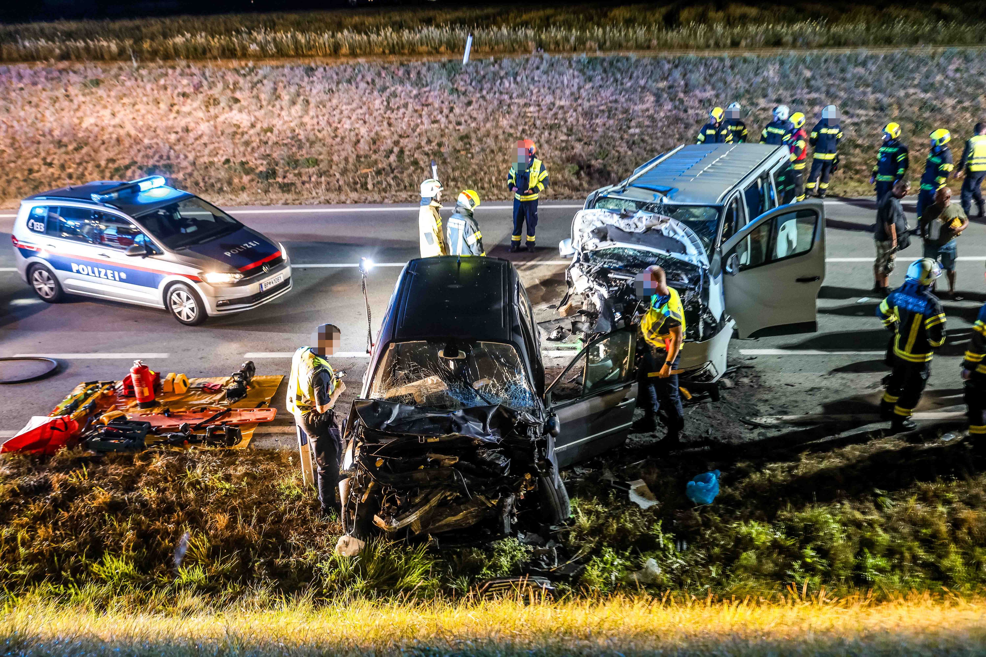 In Sankt Peter am Hart kollidierten zwei Fahrzeuge. Es gab viele Verletzte.