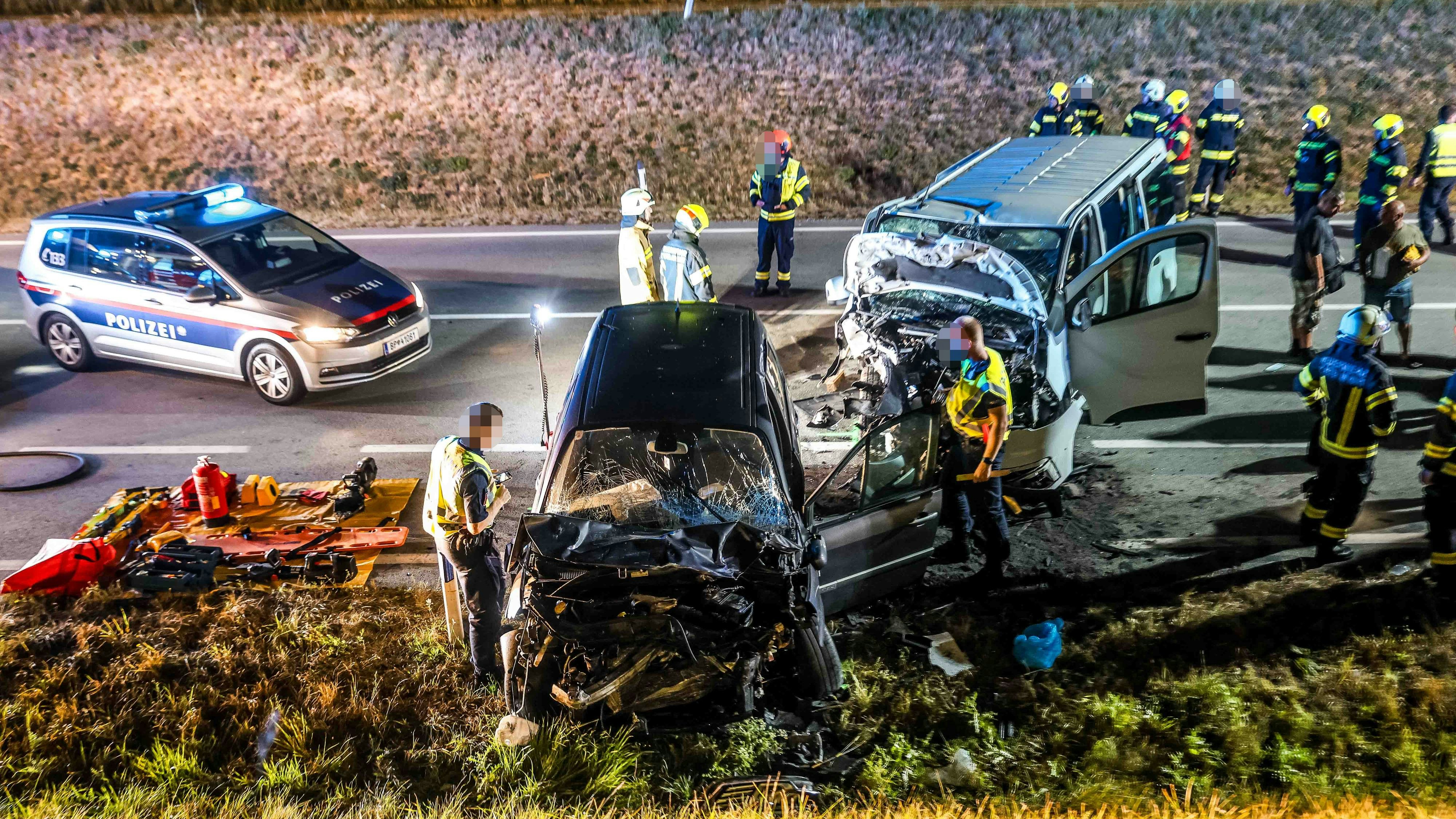 Heute.at - Kleinbus total zerfetzt – 5 Verletzte bei Frontal-Crash