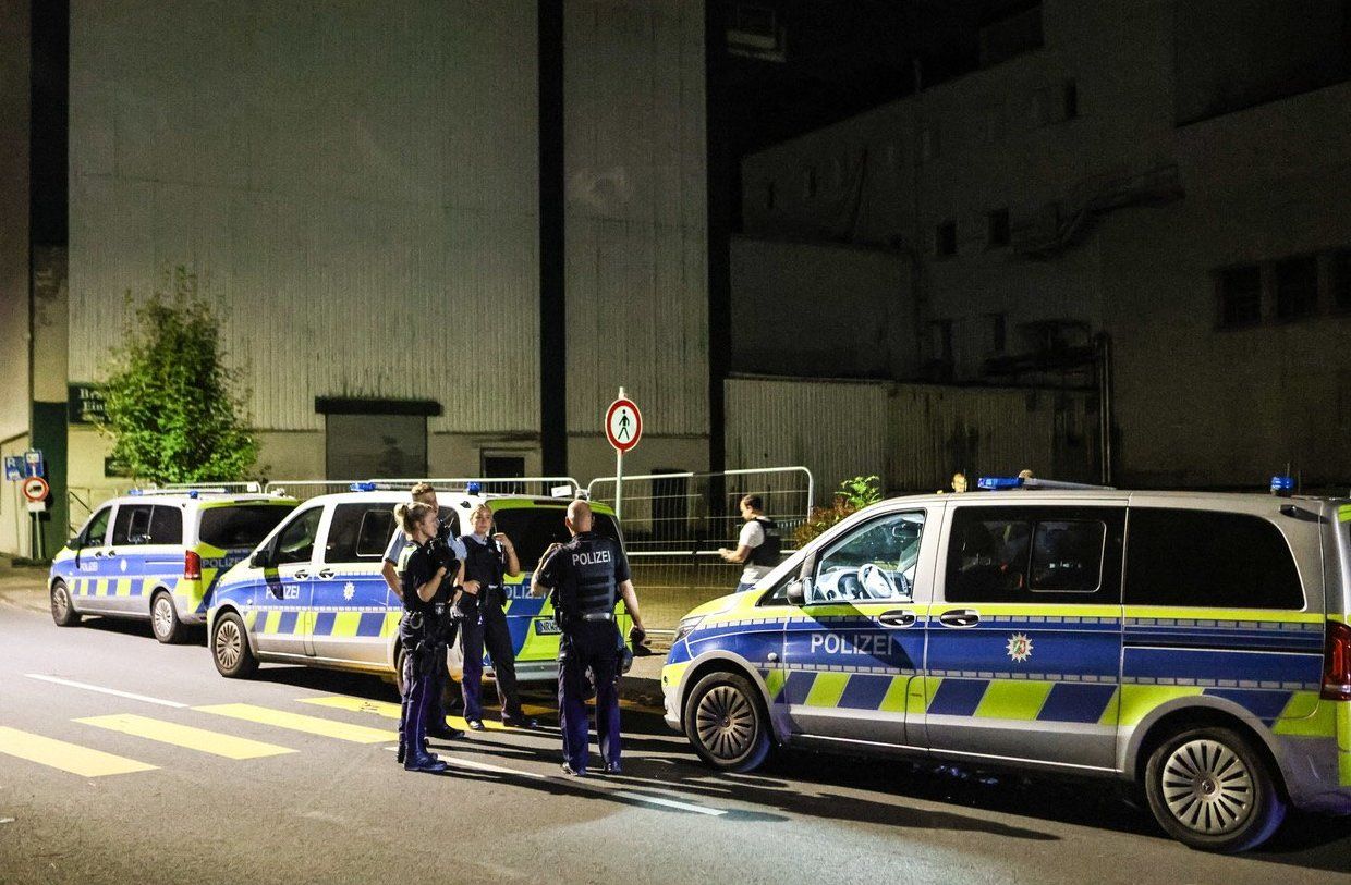 Gruppenvergewaltigung in Iserlohn: Polizisten im Einsatz am Tatort in einer ehemaligen Brauerei.