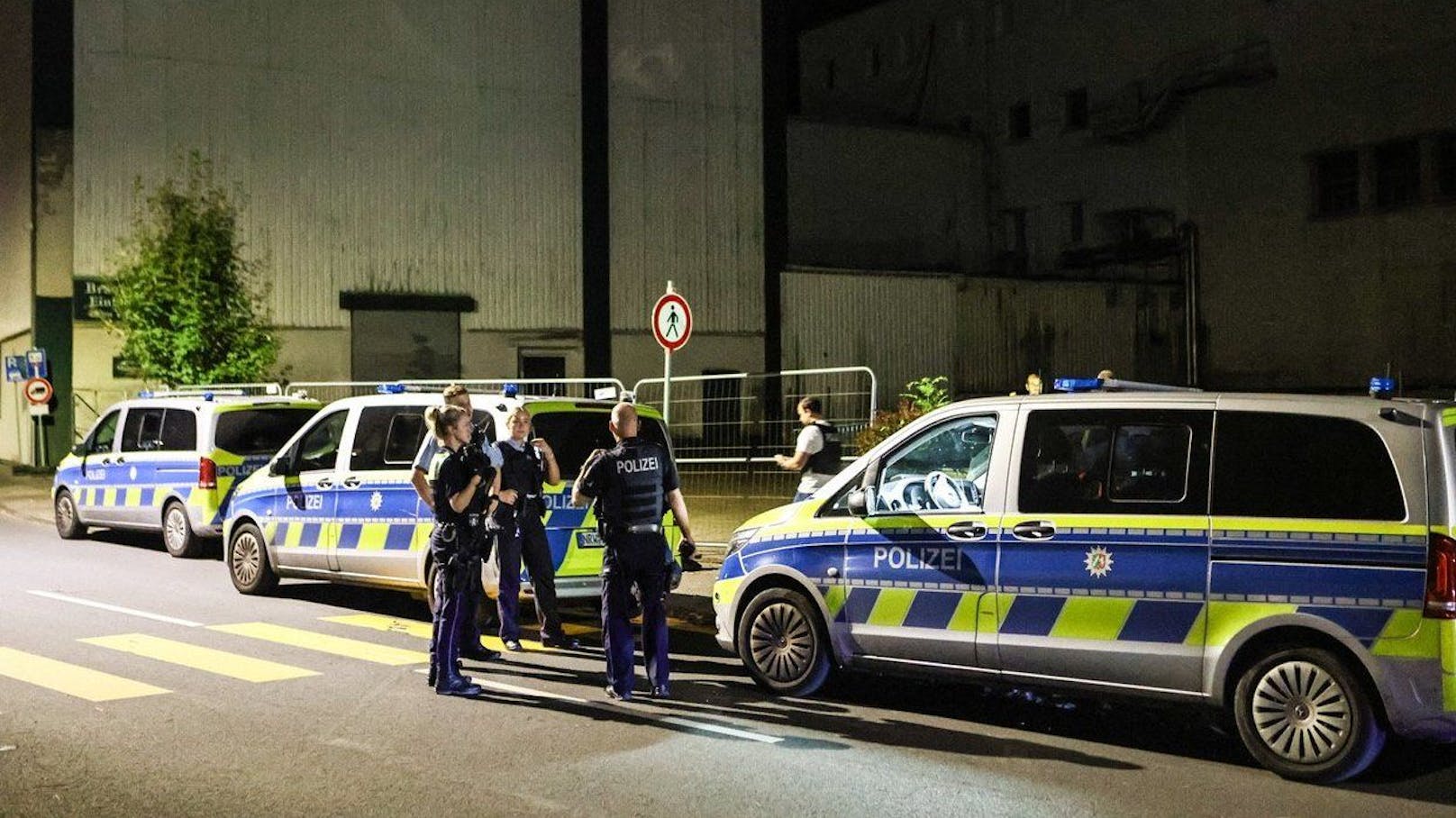 Zeuginnen hatten aus den leerstehenden Gebäuden Hilfeschreie vernommen. Beim Eintreffen der Polizei flüchteten sechs mutmaßliche Täter in die Dunkelheit.